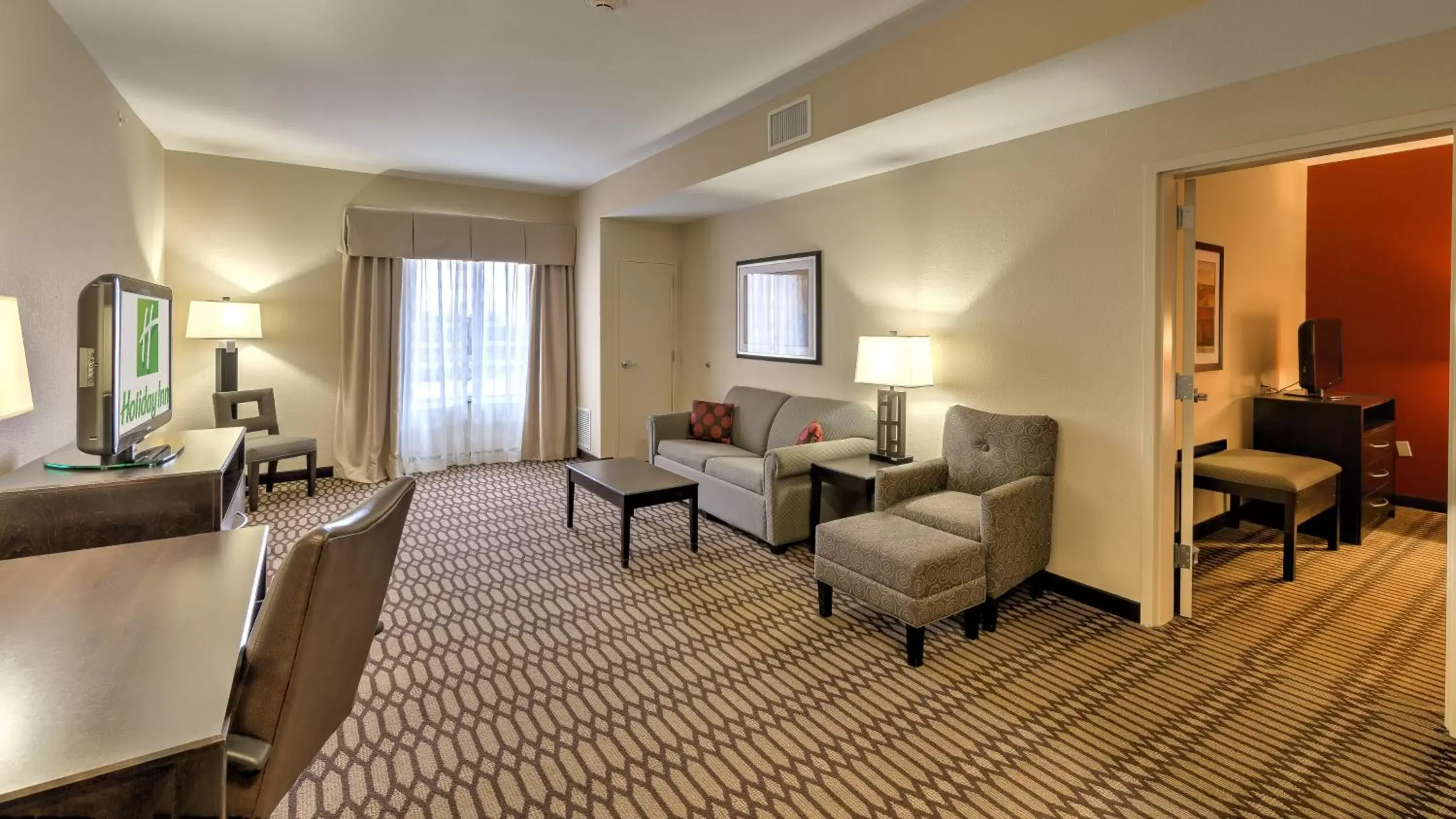 Living room, Seating Area in Holiday Inn North Quail Springs, an IHG Hotel