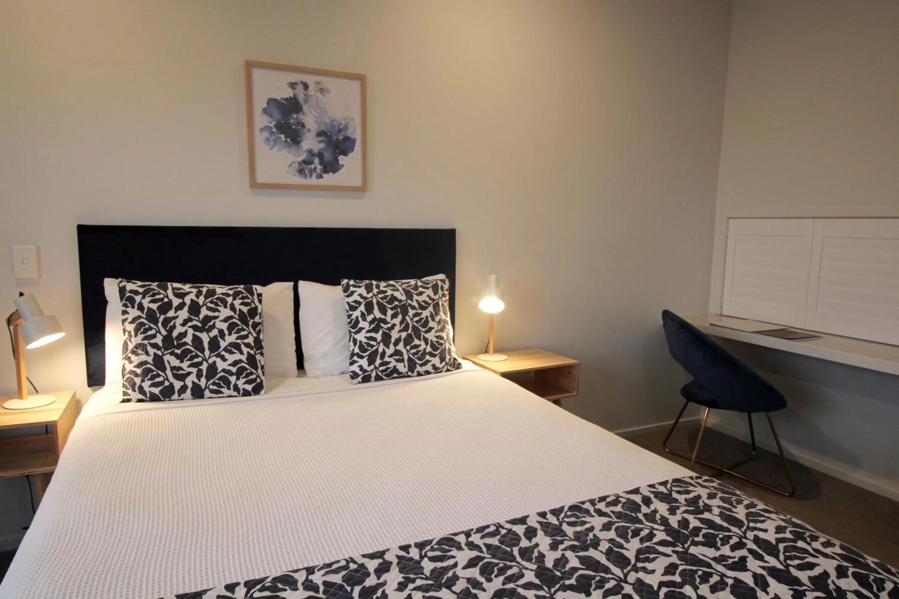 Bed in Alpine Lake Motel