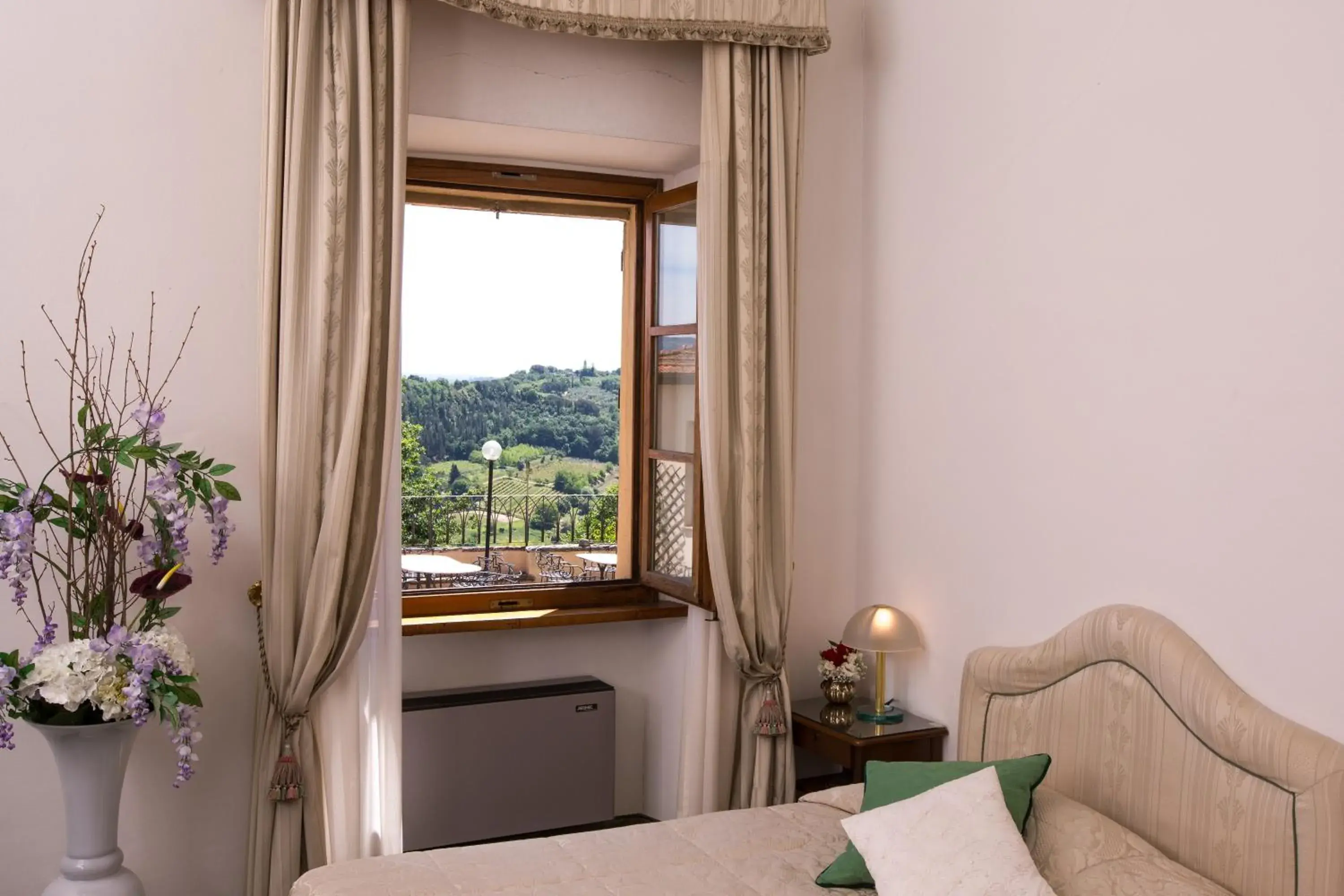 Bed, Seating Area in Hotel Villa San Lucchese