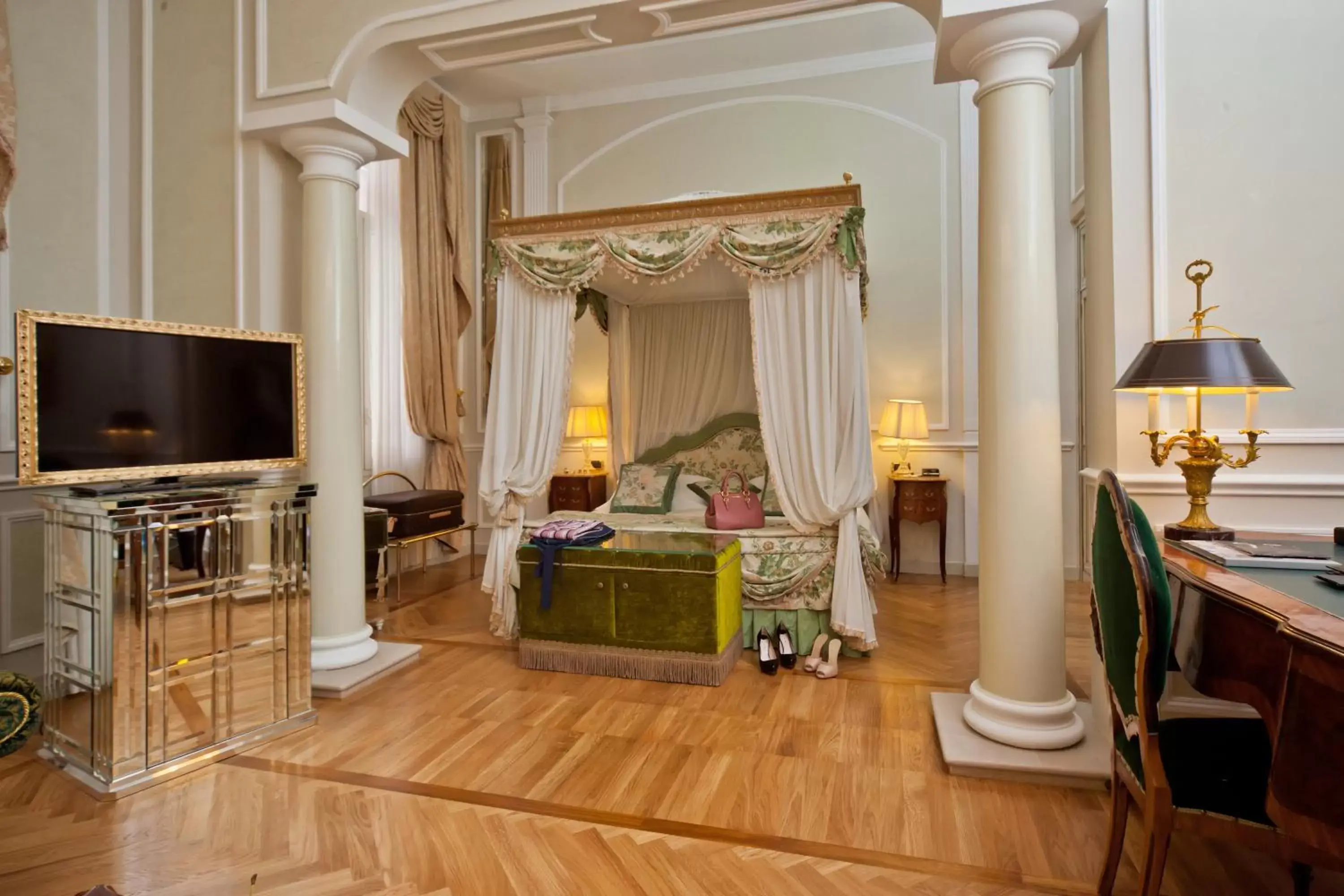 Photo of the whole room, Room Photo in Grand Hotel Majestic gia' Baglioni