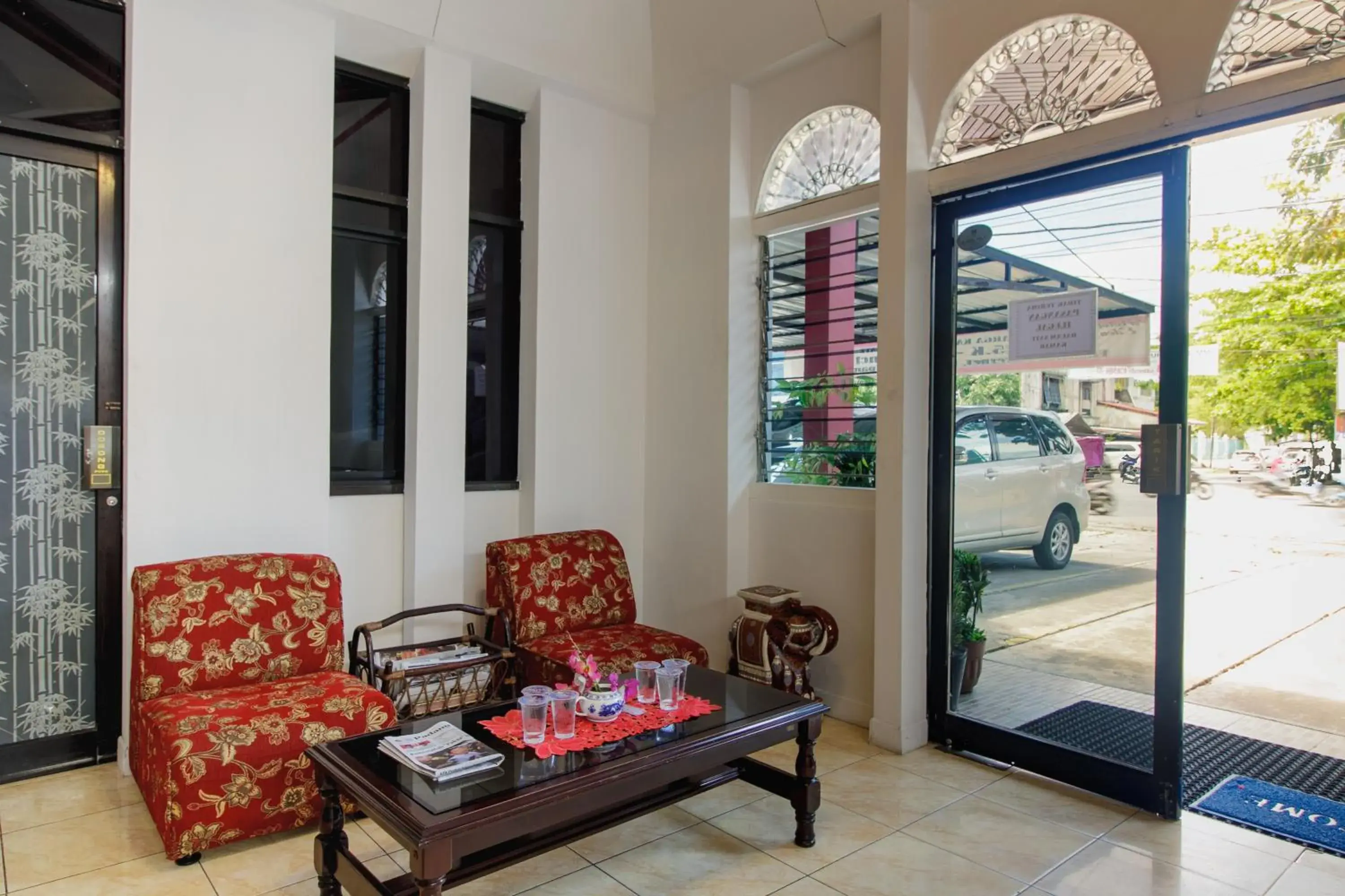 Lobby or reception, Seating Area in RedDoorz Syariah near Universitas Negeri Padang