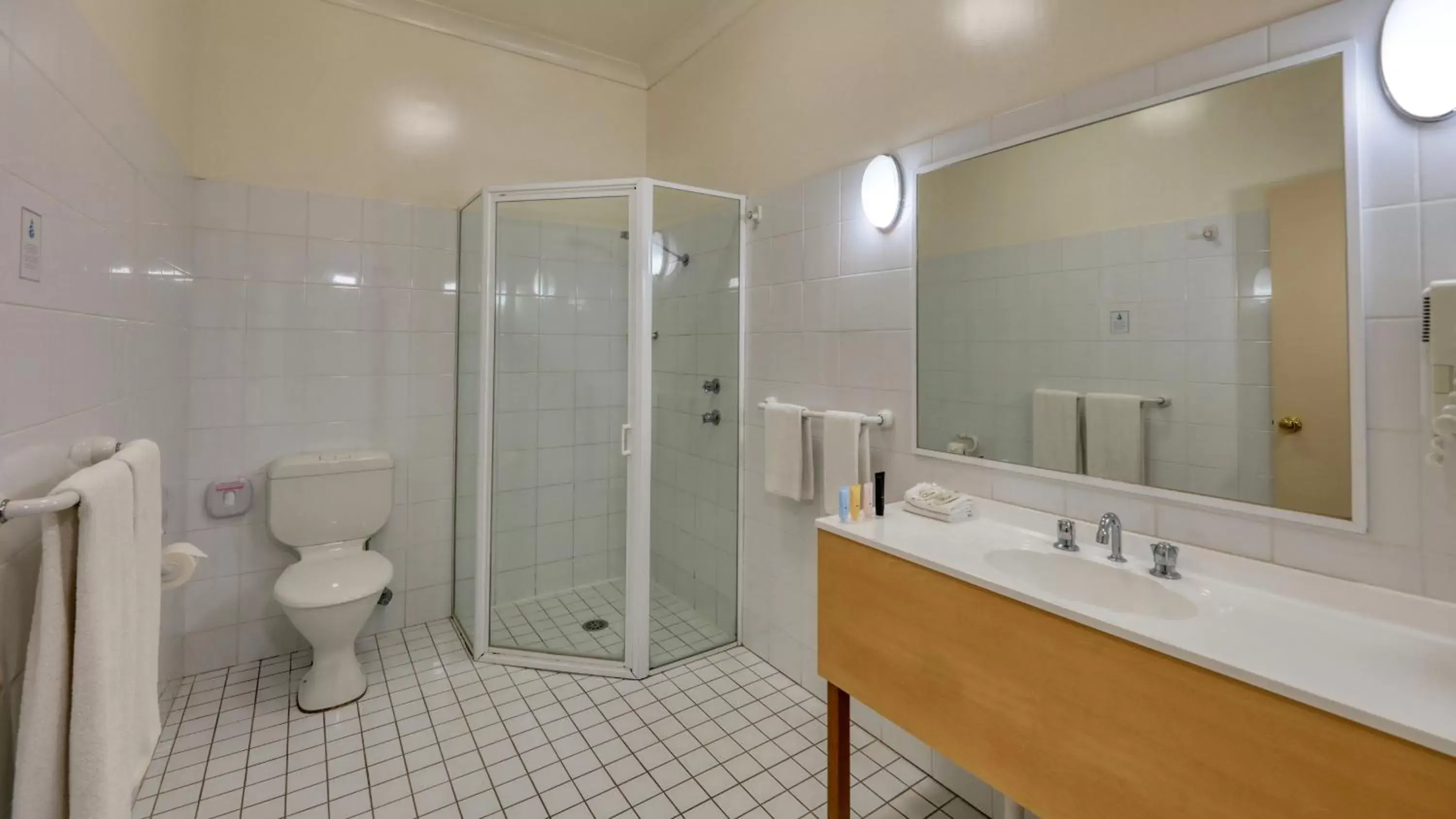 Shower, Bathroom in Country Gardens Motor Inn