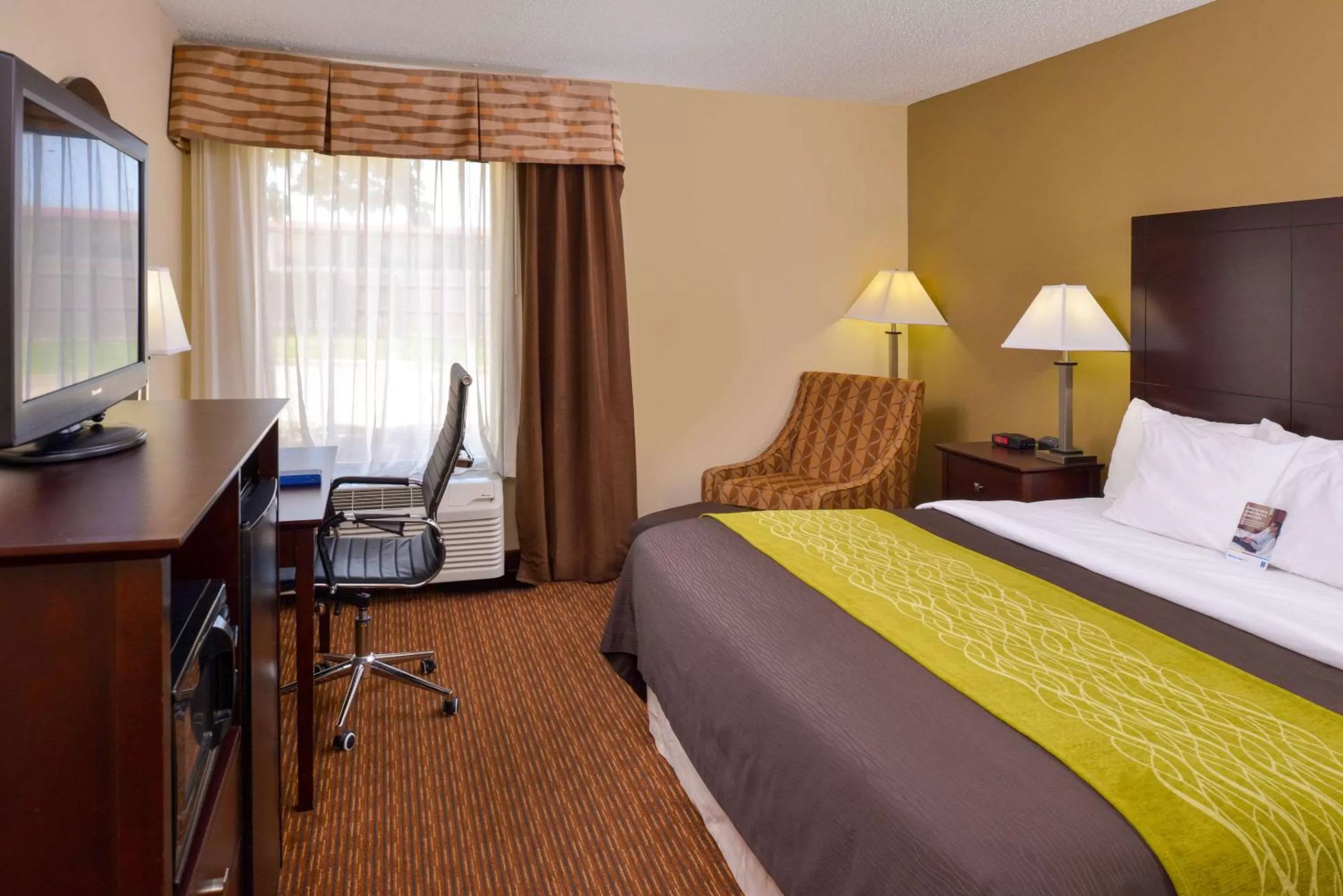 Photo of the whole room, Bed in Holiday Inn Express & Suites Joplin Southeast by IHG