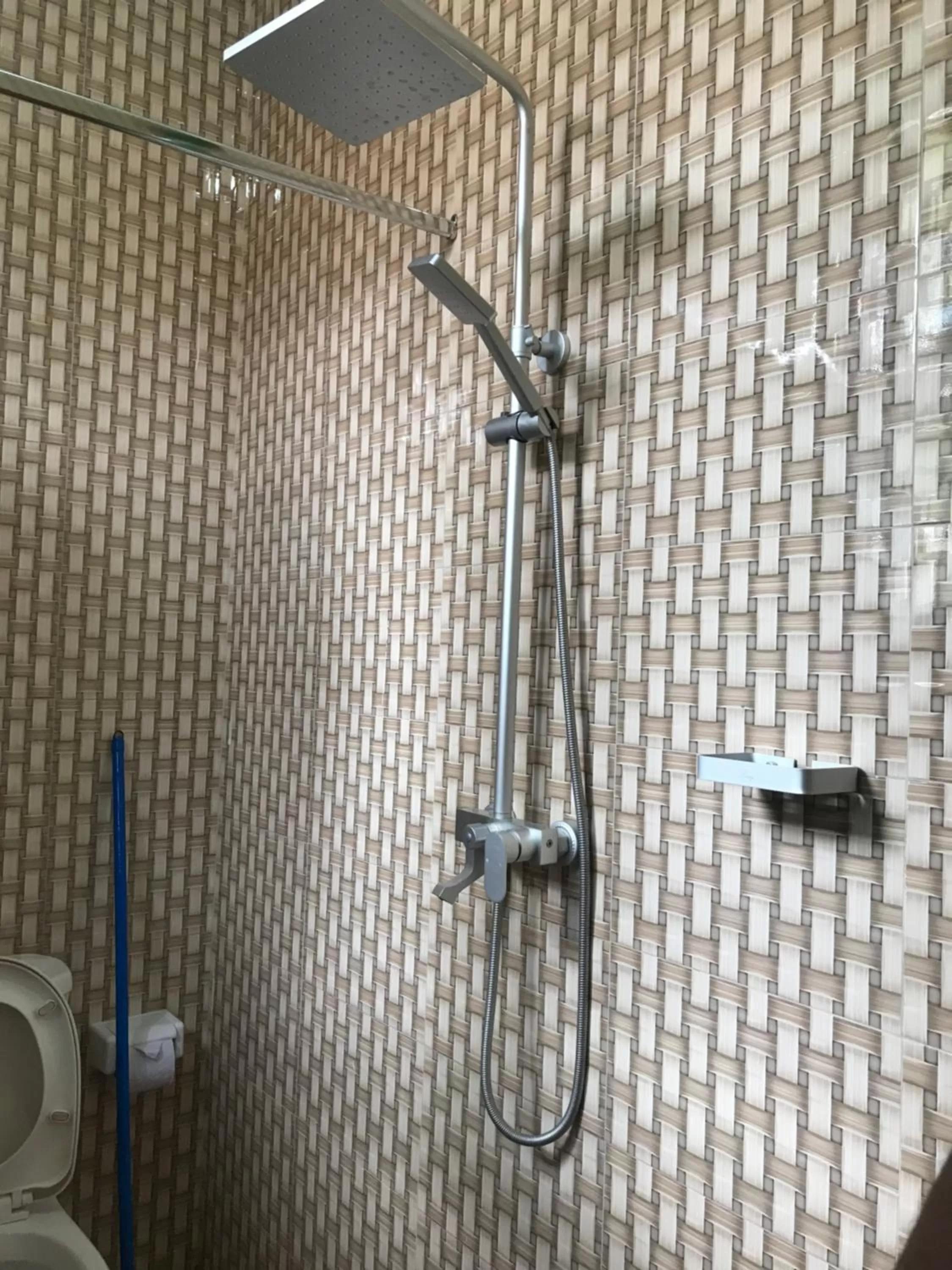 Shower in L&J Modern Backpackers Kinondoni