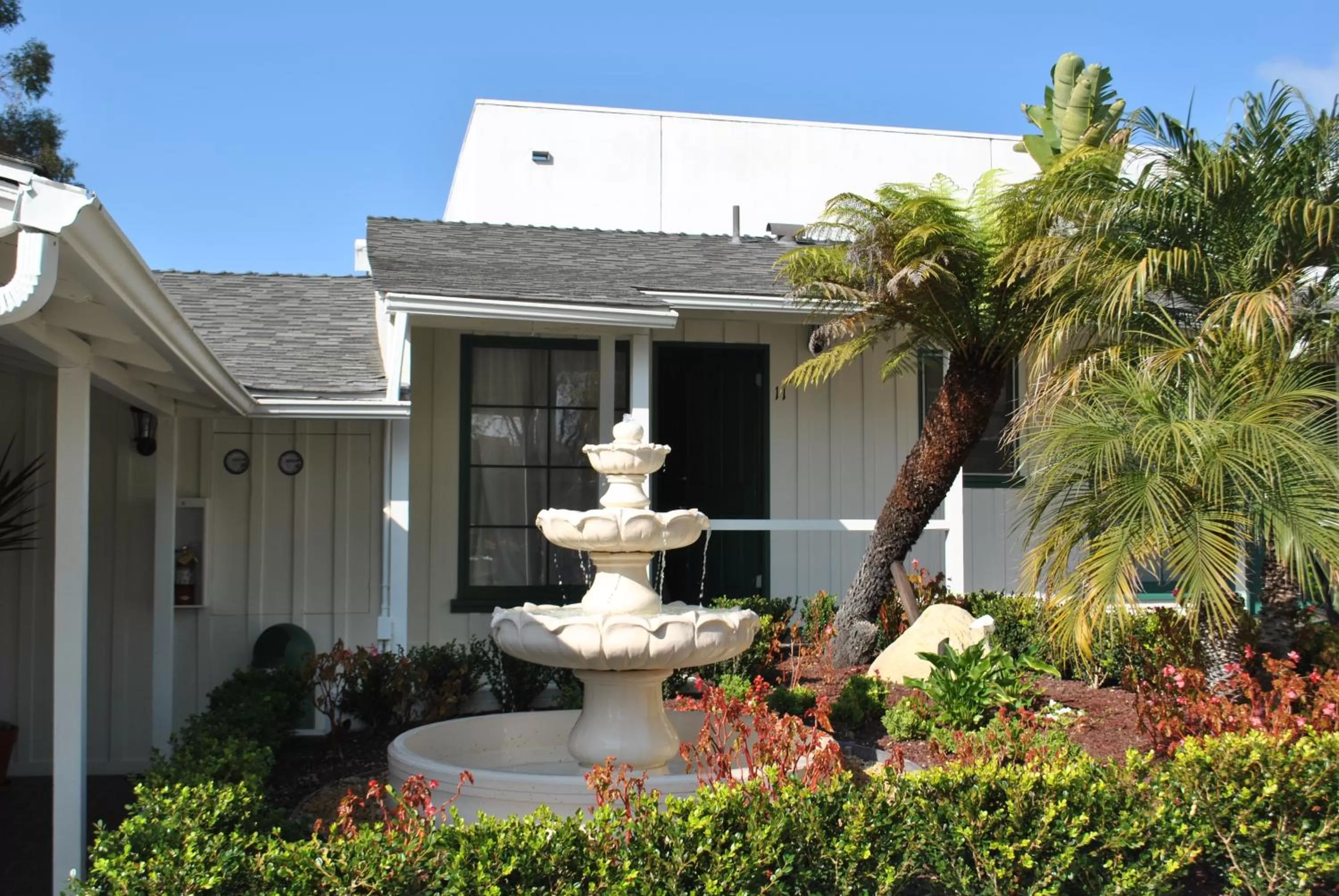 Facade/entrance in Coast Village Inn