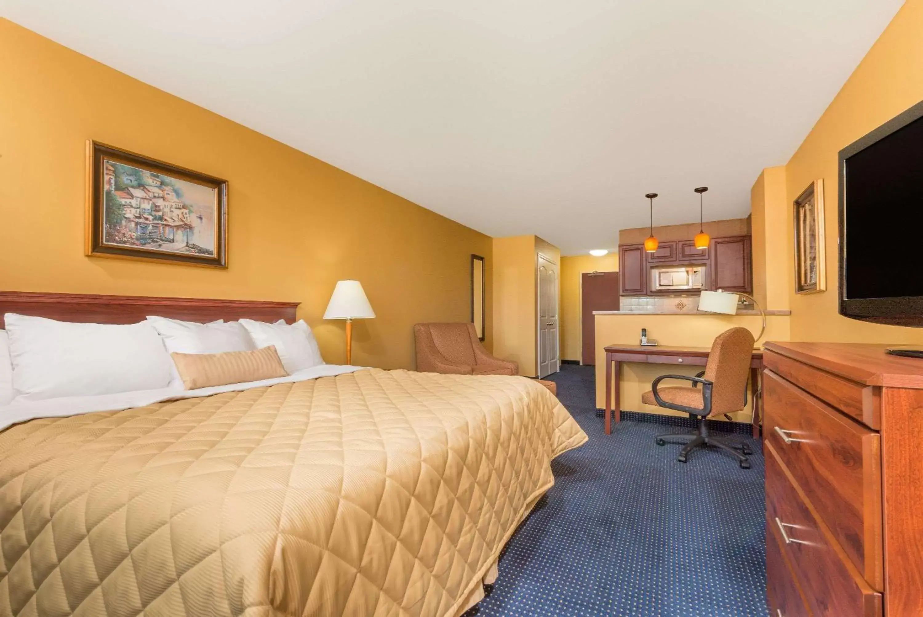 Photo of the whole room, Bed in Ramada Hotel Ashland-Catlettsburg