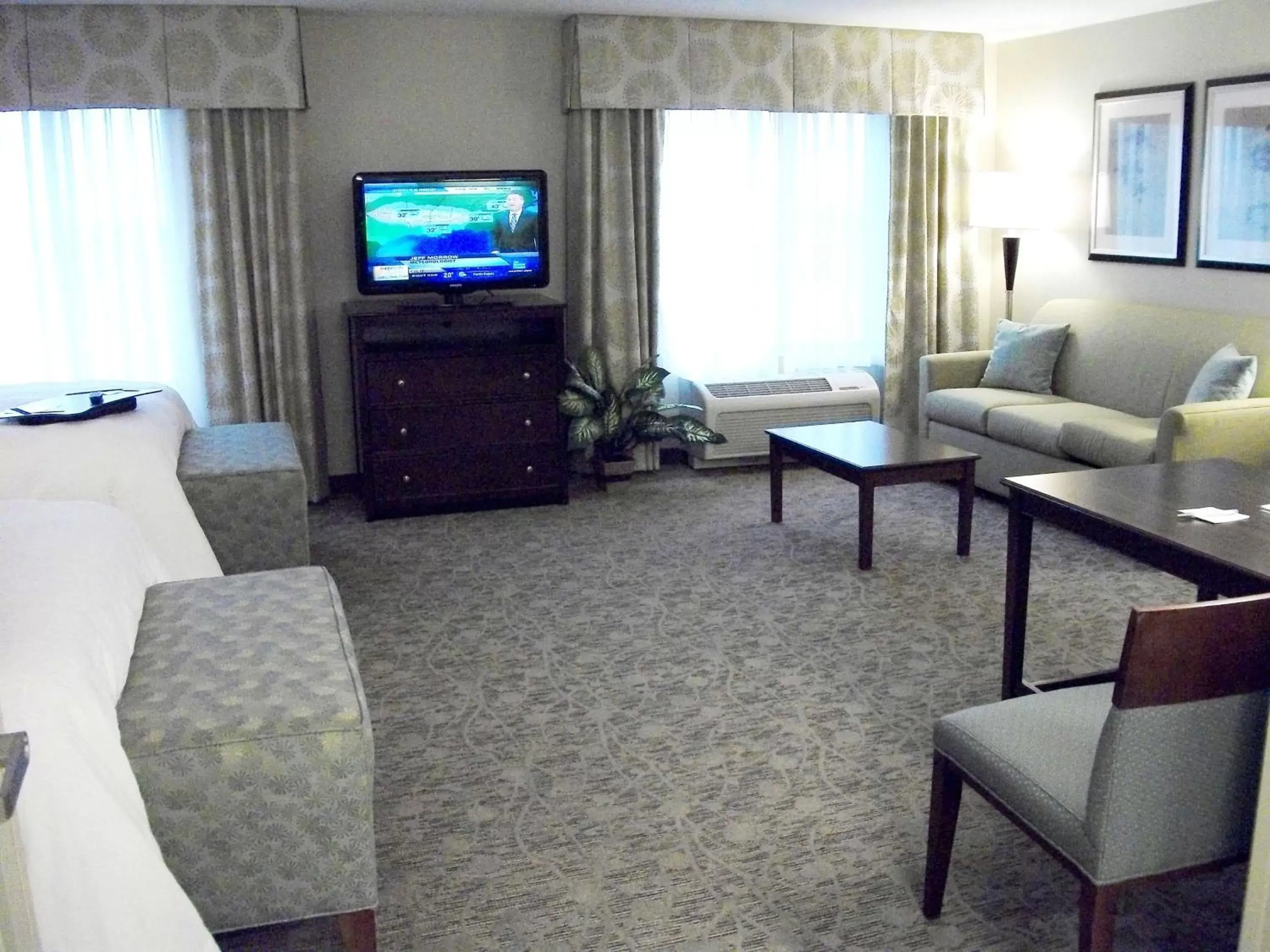 Bed, Seating Area in Hampton Inn & Suites Manteca