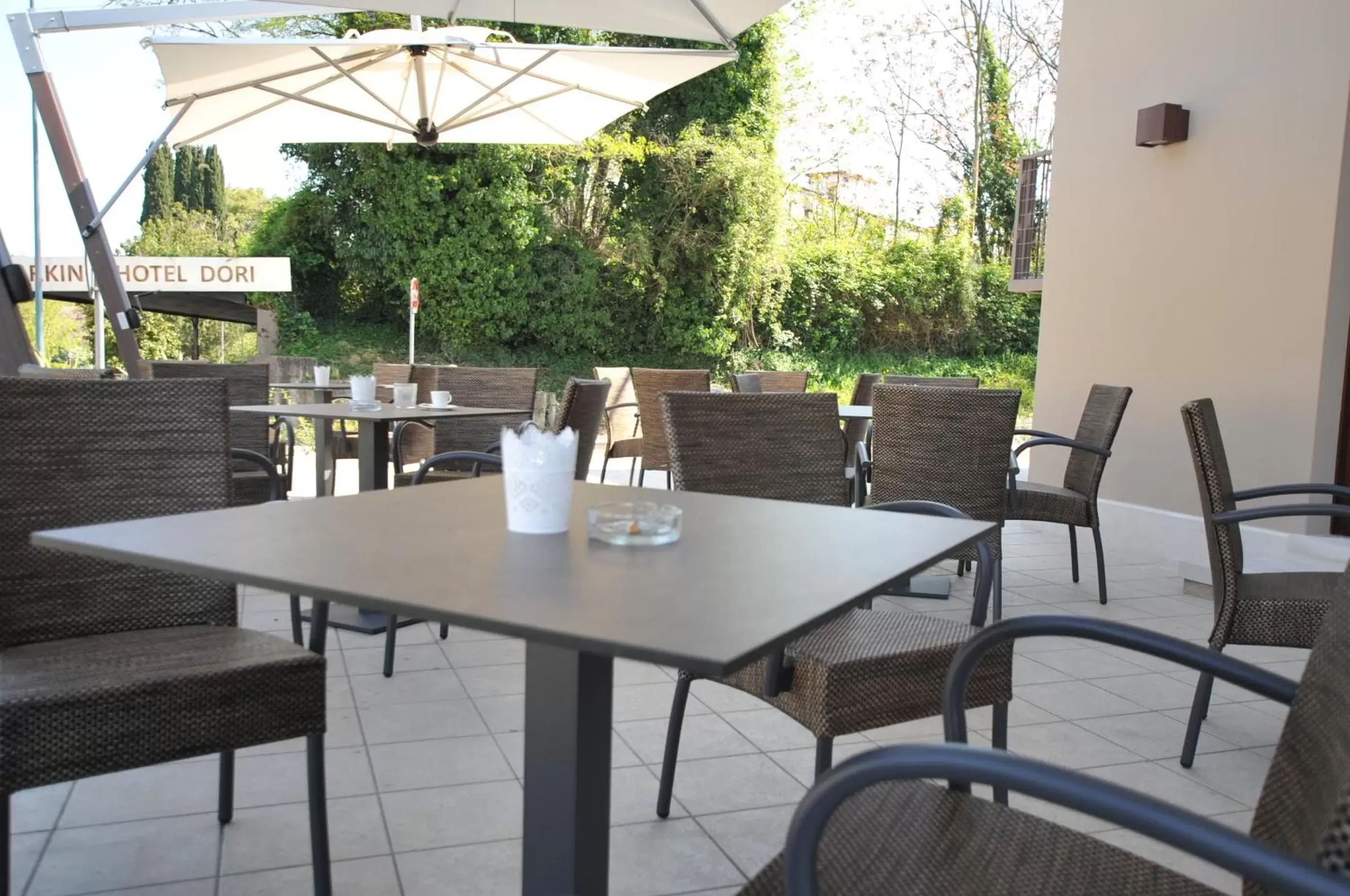 Patio, Restaurant/Places to Eat in Hotel Dori