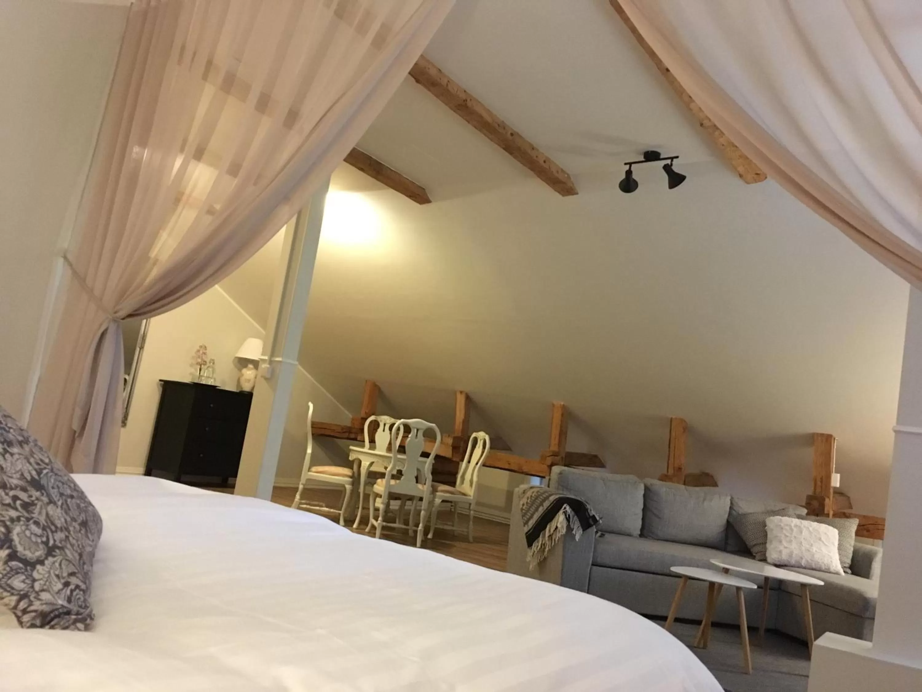 Bed in Cafe-Restaurant & Hotel Saima