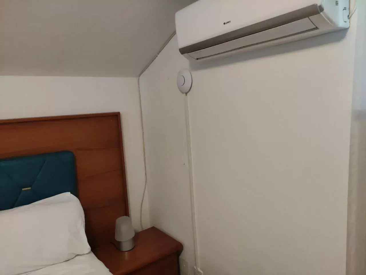 air conditioner, Bed in Hotel Ambasador