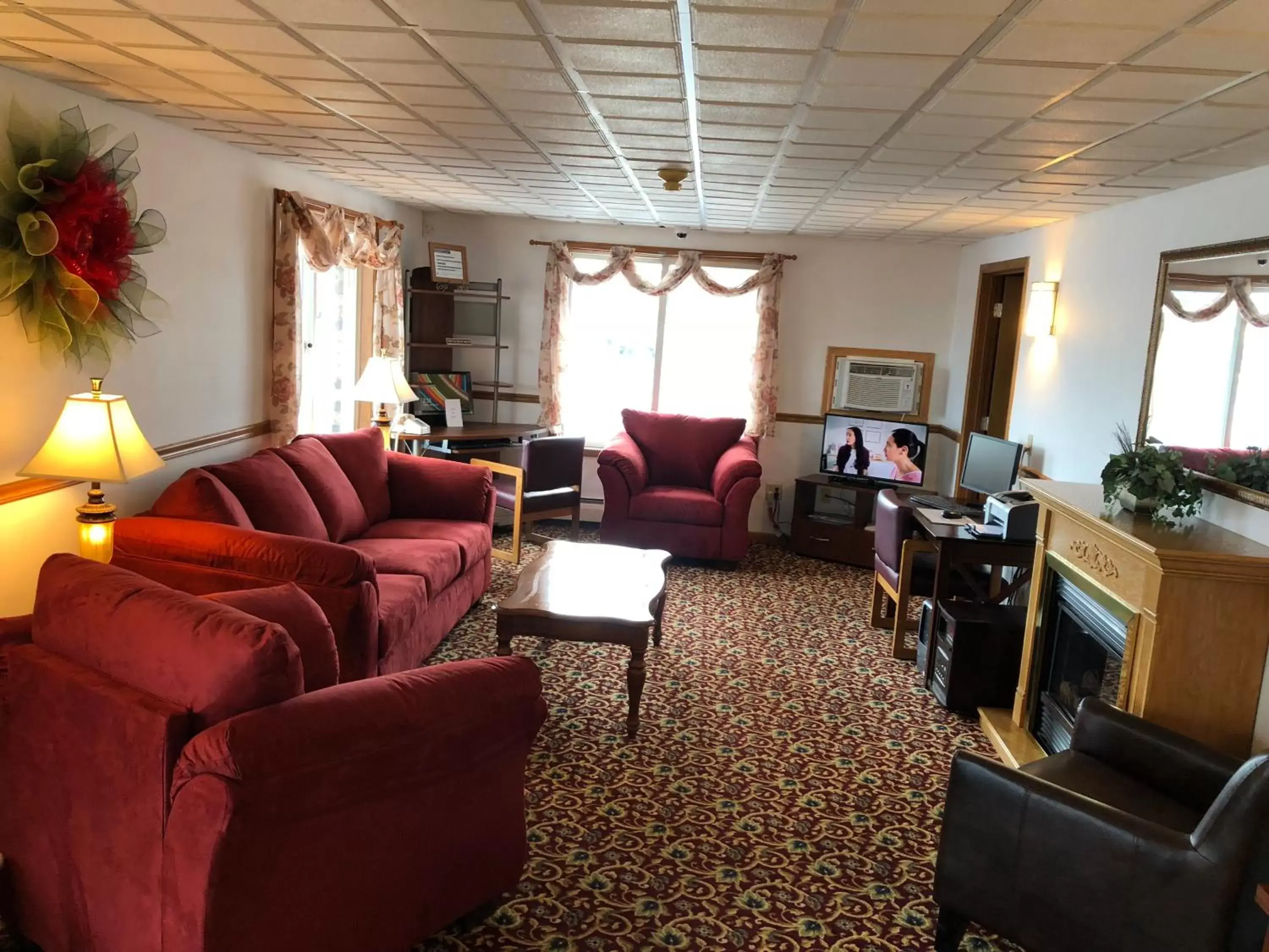 Lobby or reception, Seating Area in Travelodge by Wyndham Escanaba