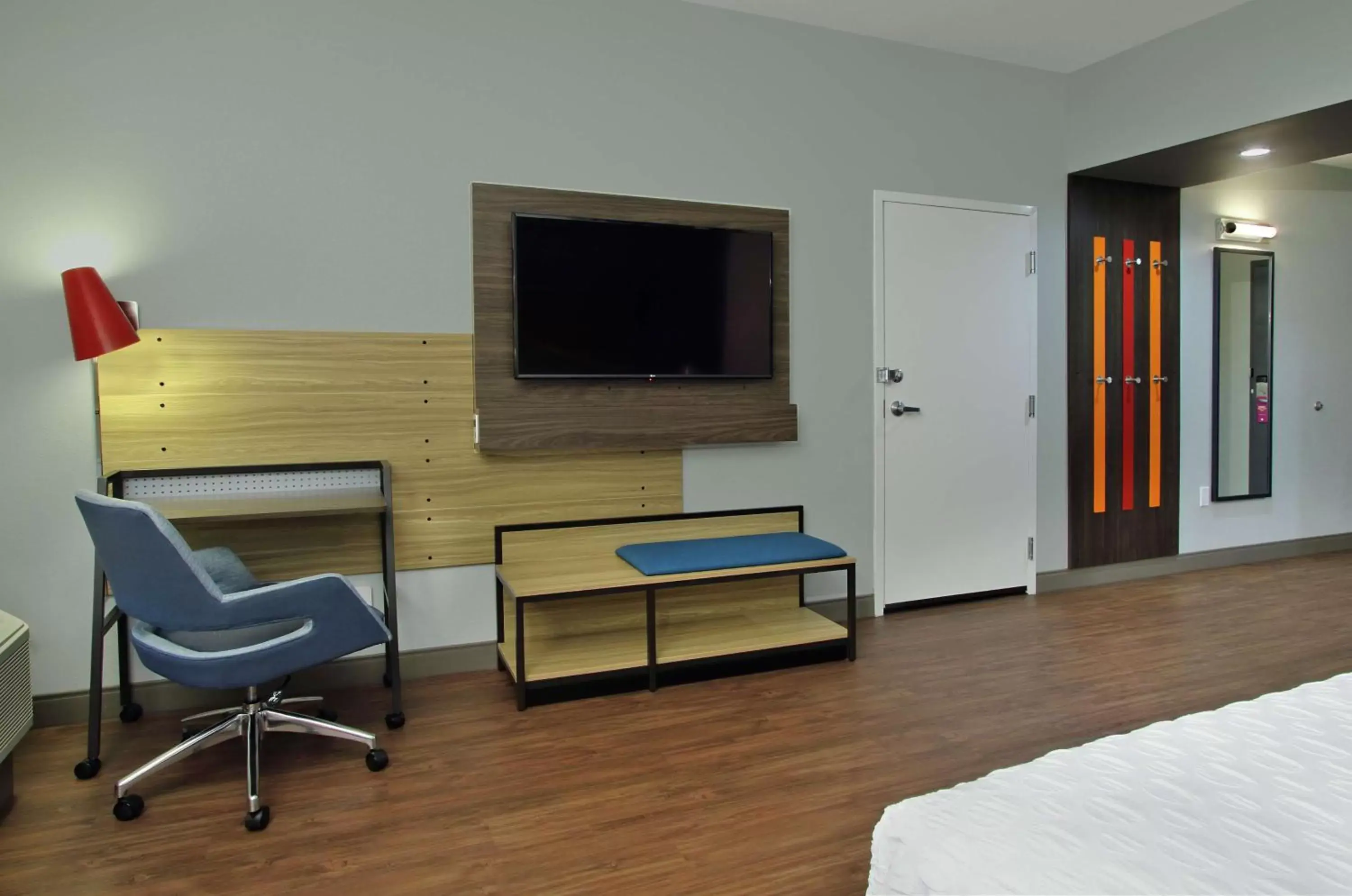 Bedroom, TV/Entertainment Center in Tru By Hilton Mobile