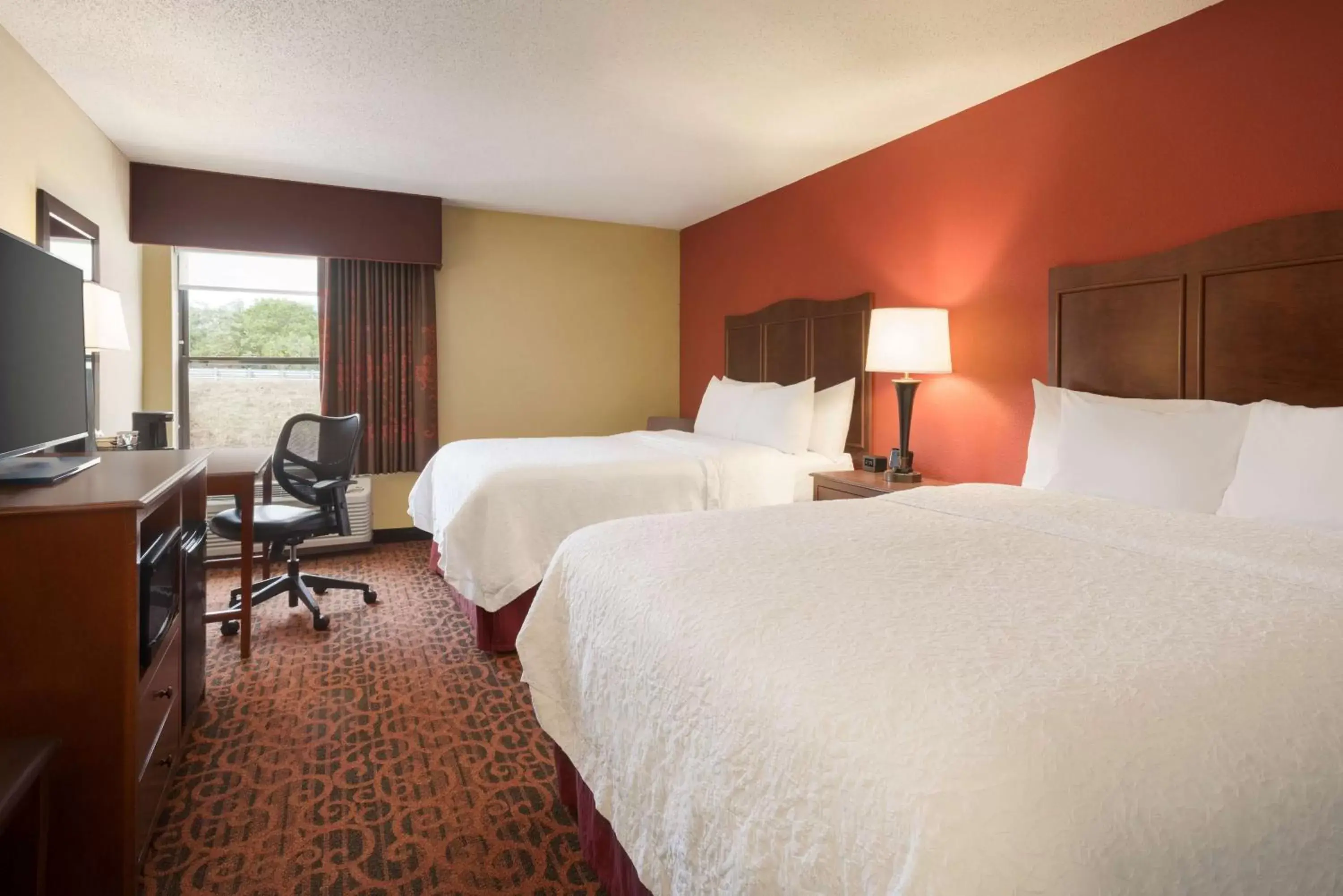 Bedroom, Bed in Hampton Inn Battle Creek