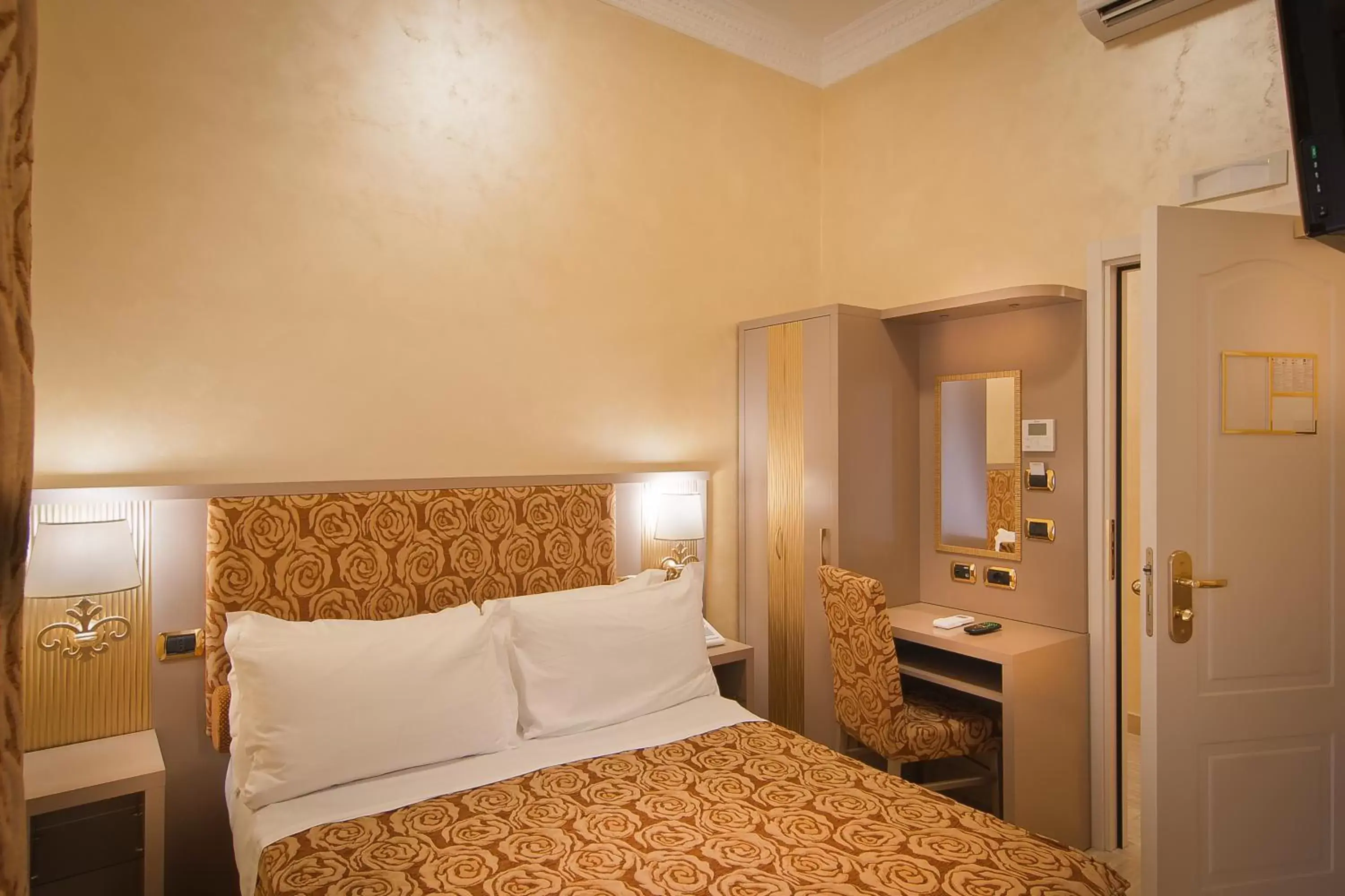 Small Double Room in Hotel Fellini
