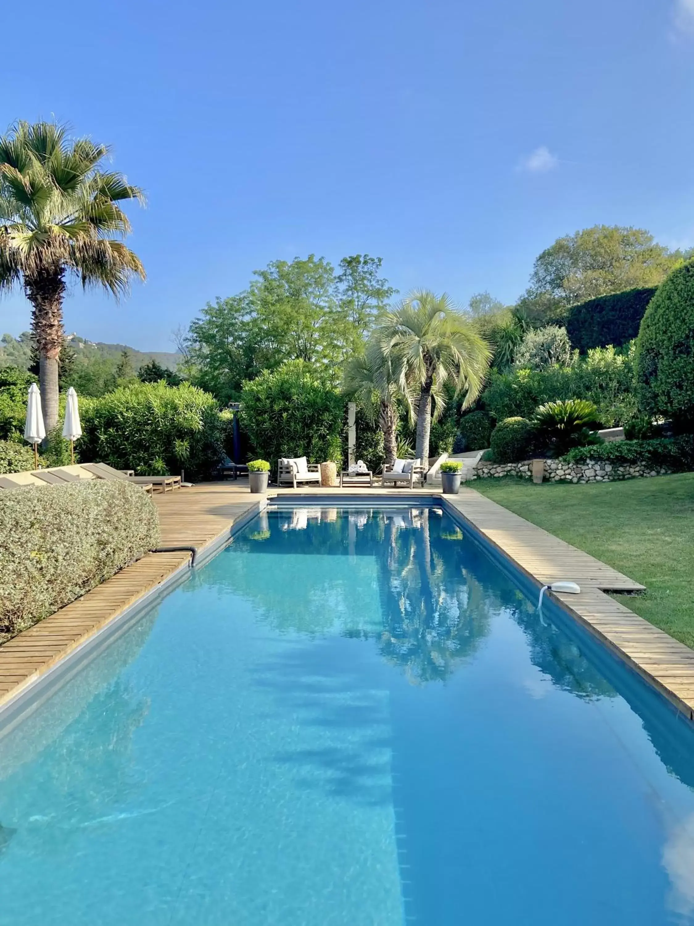 Swimming Pool in Toile Blanche