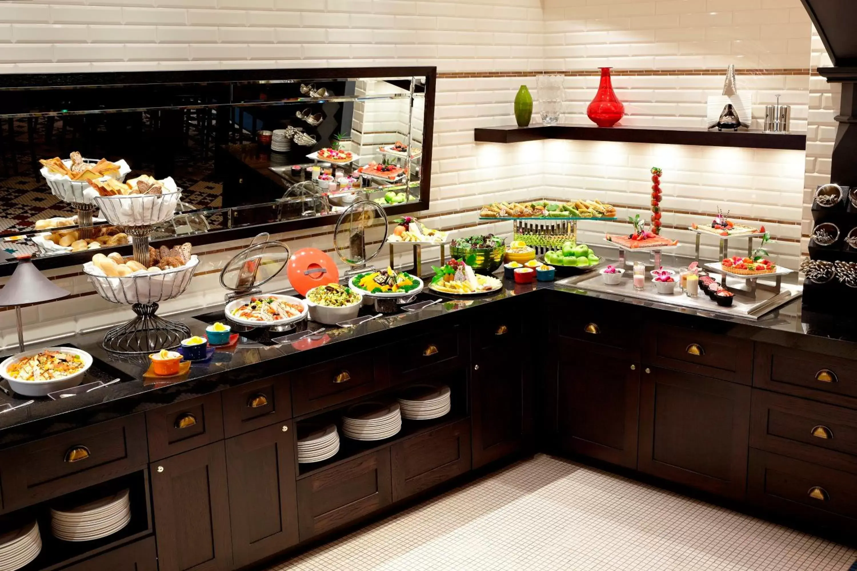 Meeting/conference room, Kitchen/Kitchenette in InterContinental Montreal, an IHG Hotel