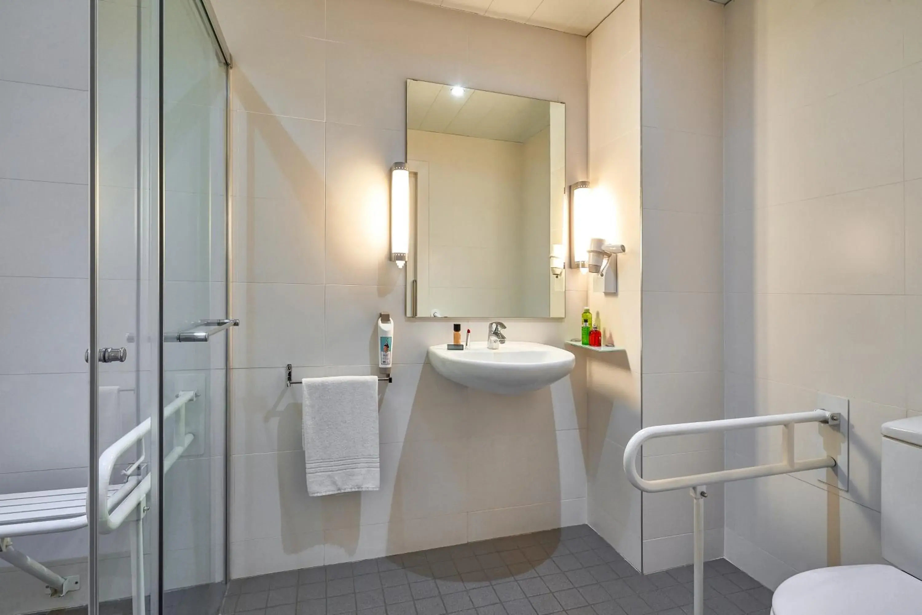 Bathroom in Ibis Barcelona Meridiana