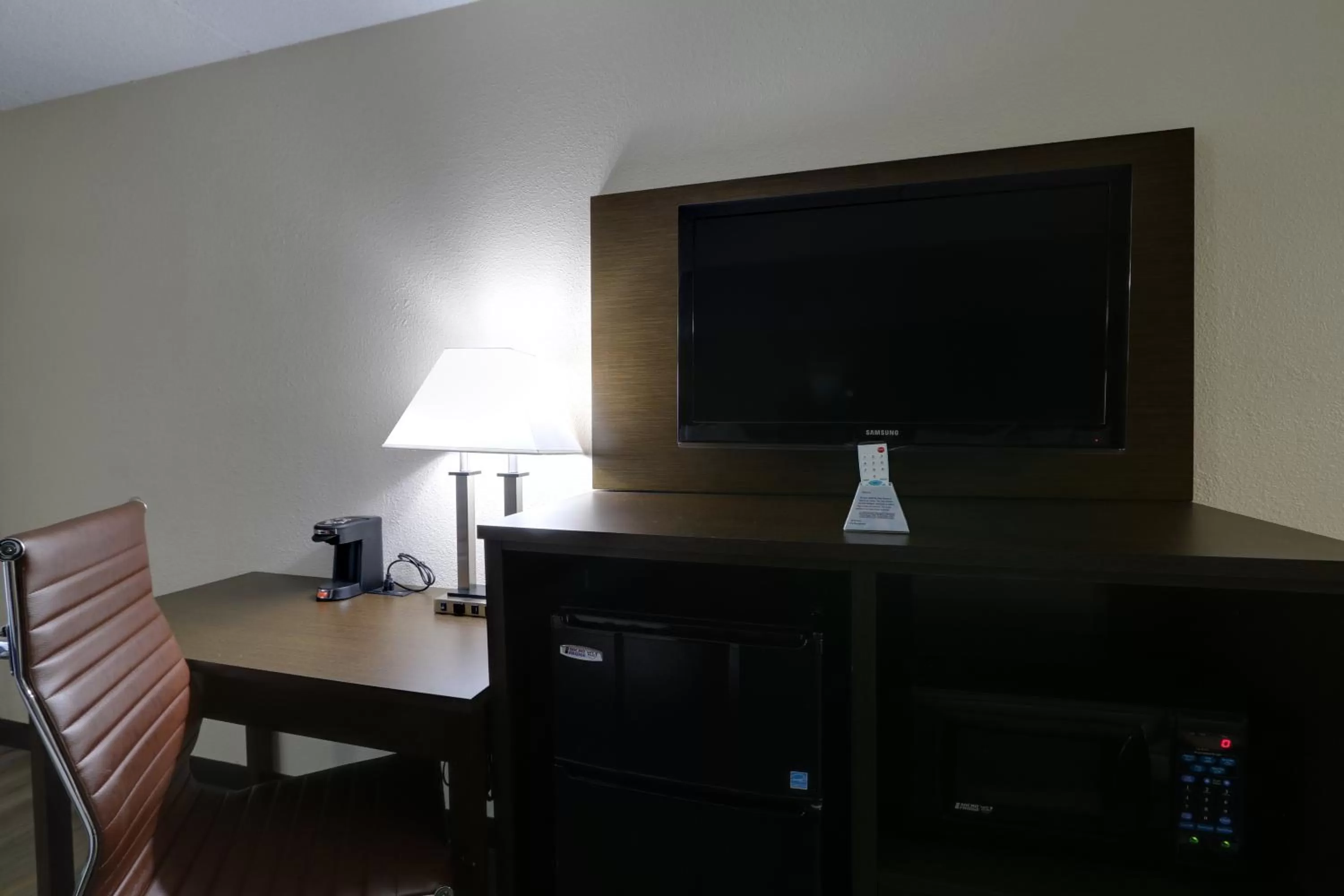 TV and multimedia in Baymont by Wyndham Ridgeland I-95