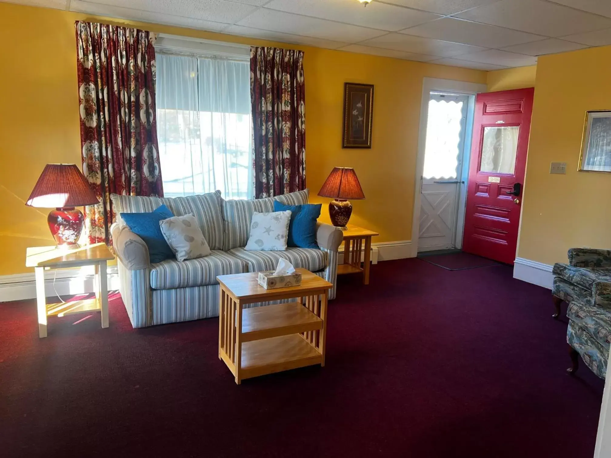 Seating Area in Claddagh Motel & Suites