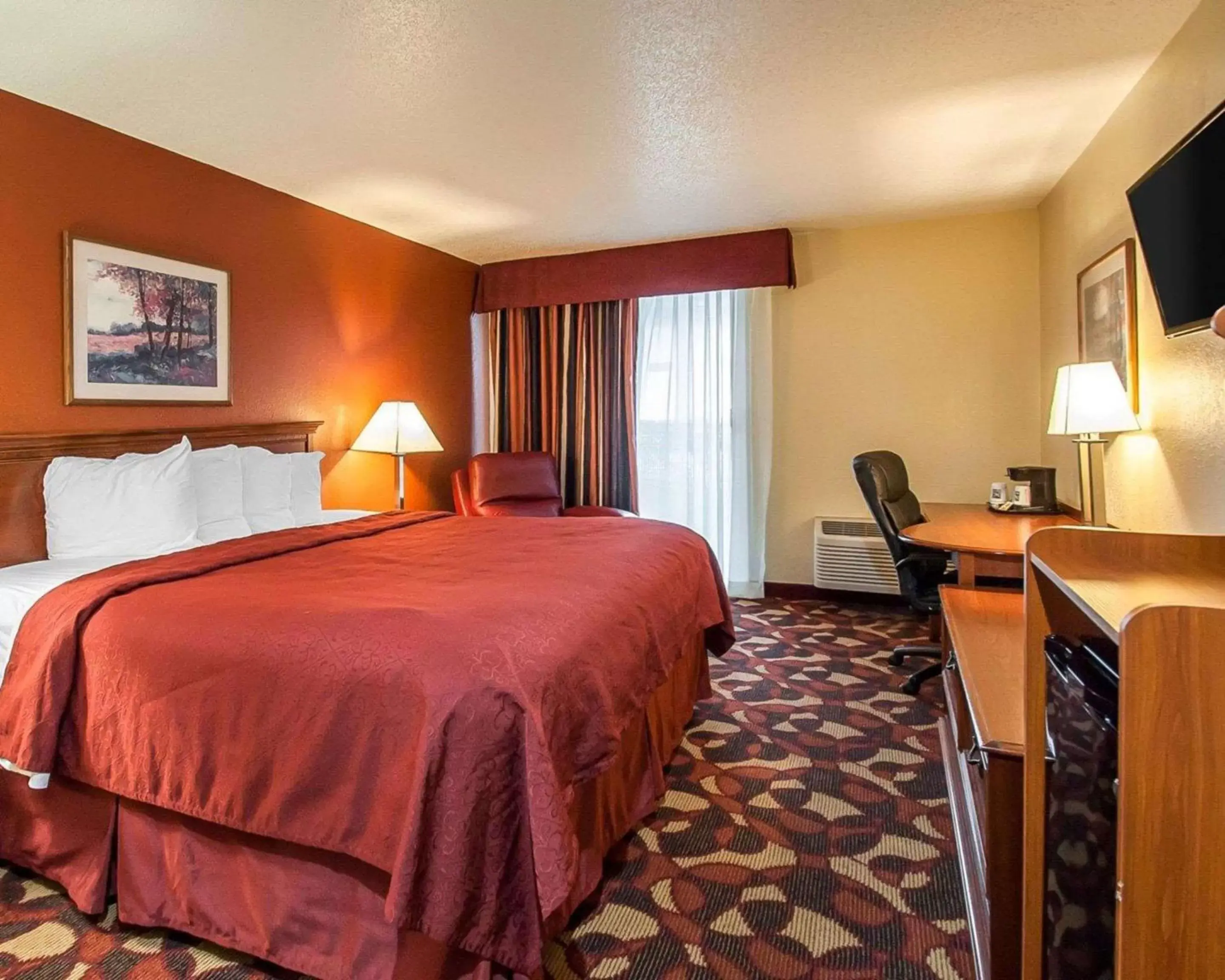 Photo of the whole room, Bed in Quality Inn & Suites Kansas City I-435N Near Sports Complex