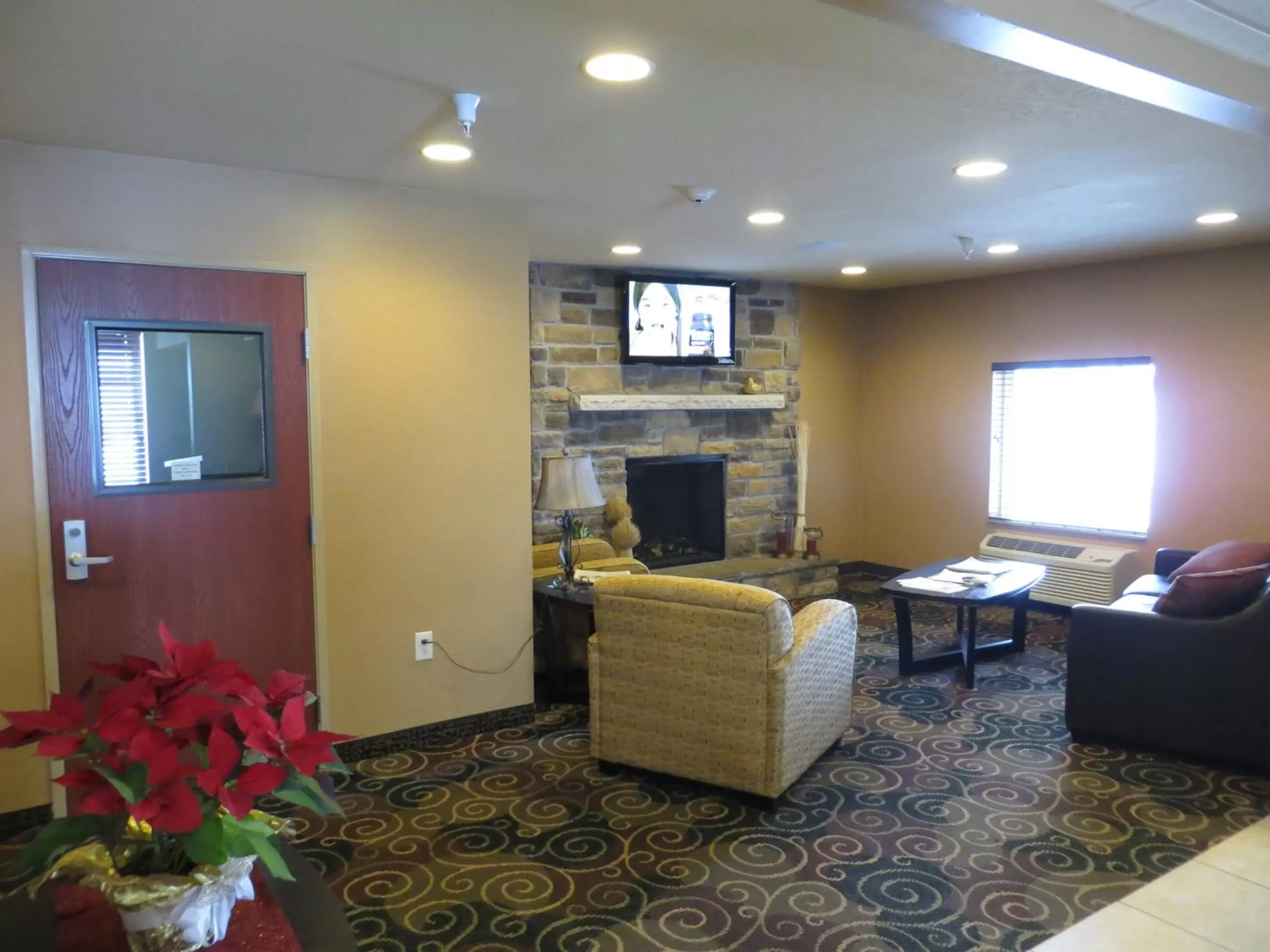 Communal lounge/ TV room, TV/Entertainment Center in Cobblestone Inn & Suites - Harper