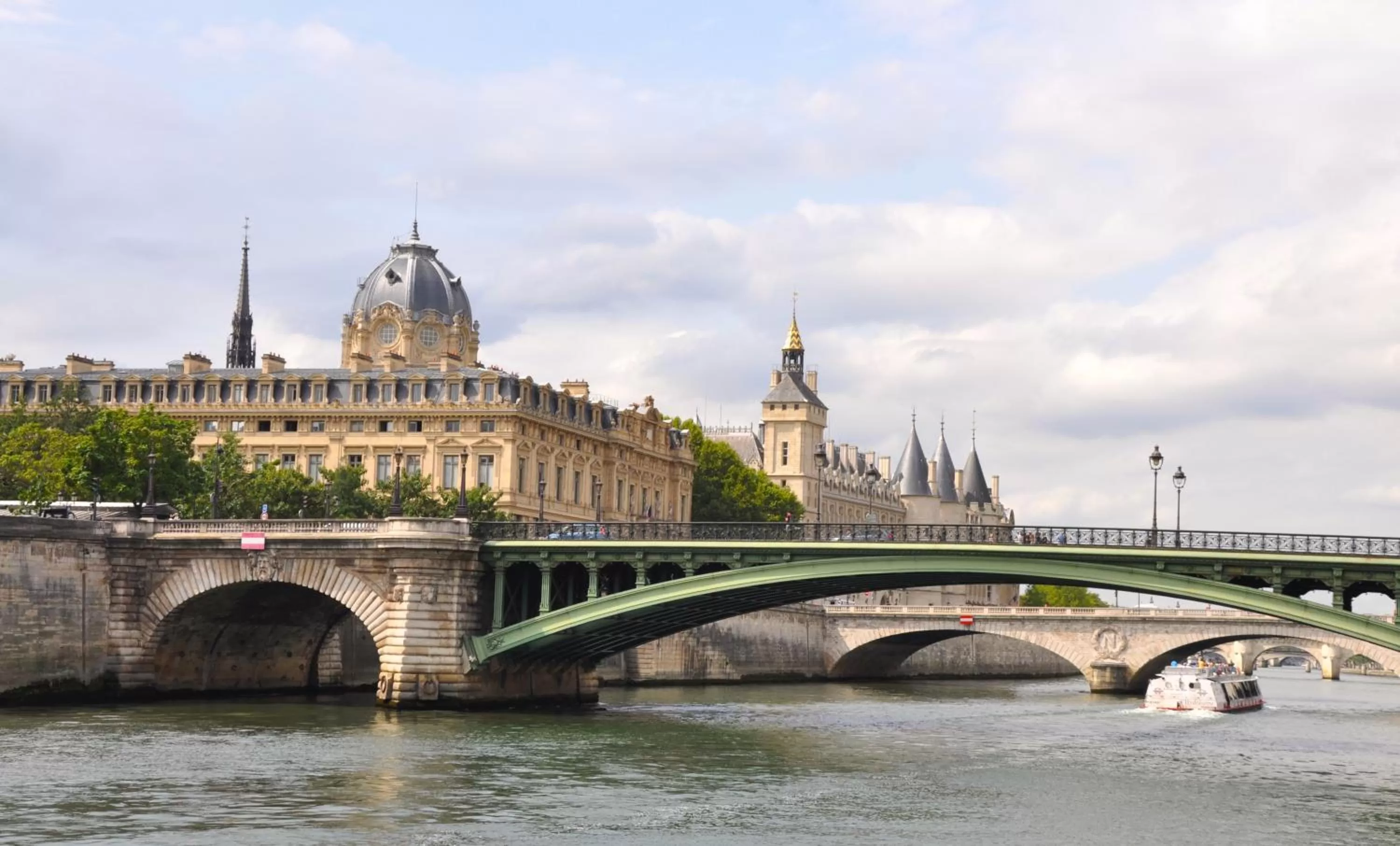 Off site in Beatrice et Emmanuel Meublé Eiffel