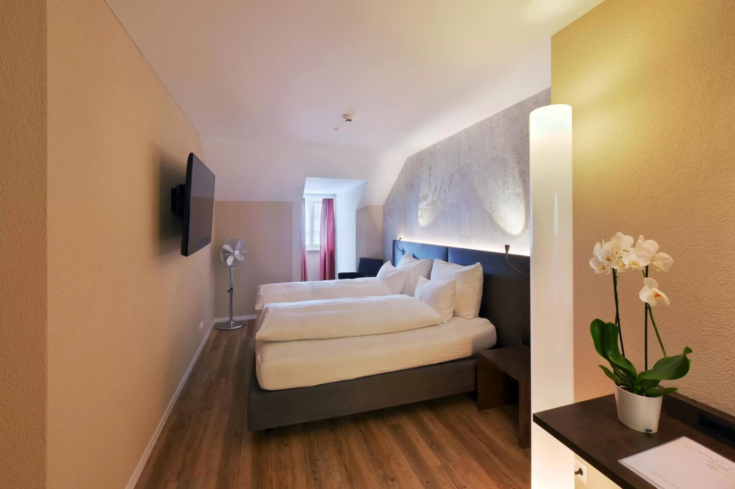 Photo of the whole room, Bed in Altstadt Hotel Krone Luzern