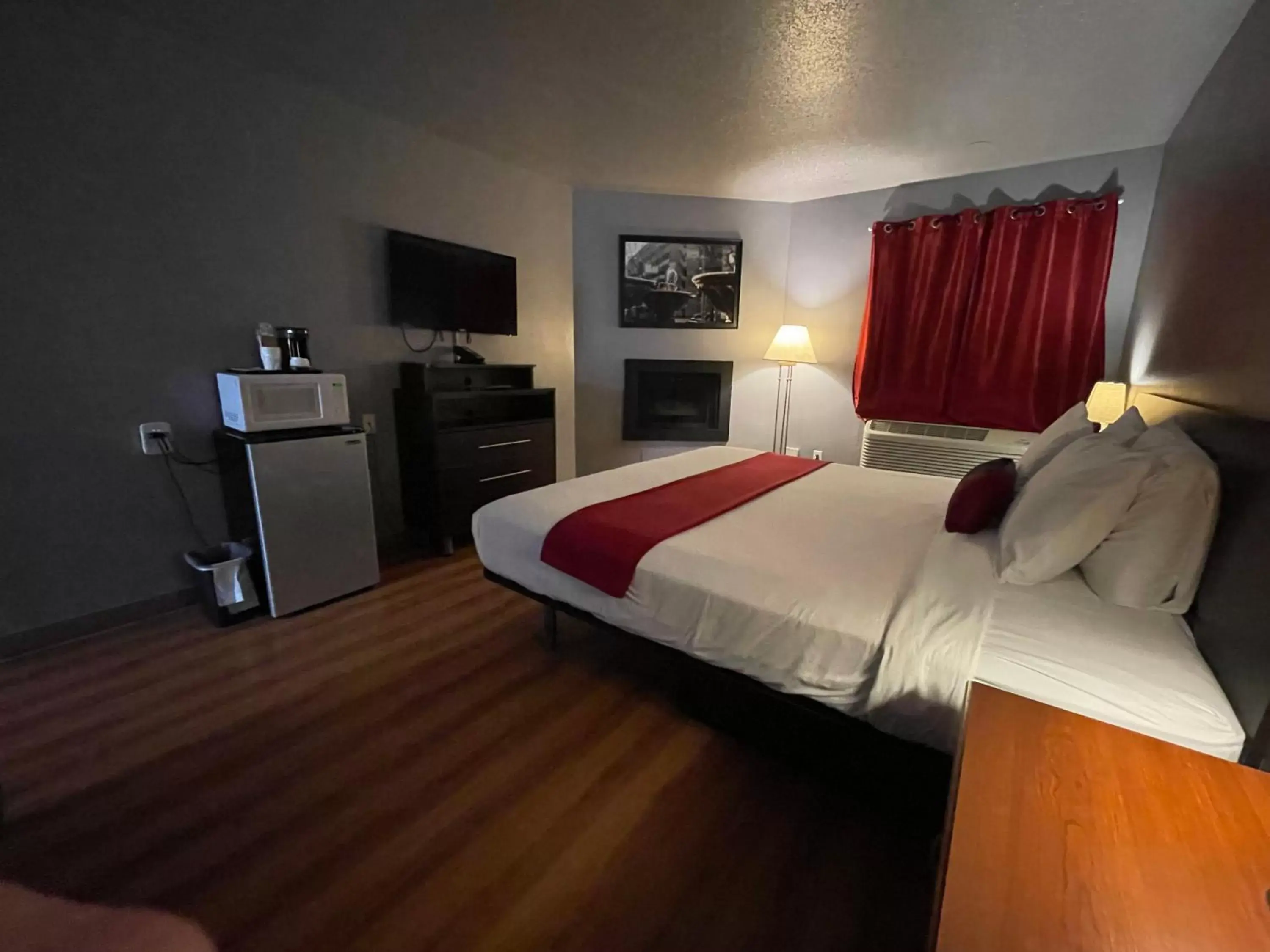 Bed in Sunnyside Inn and Suites