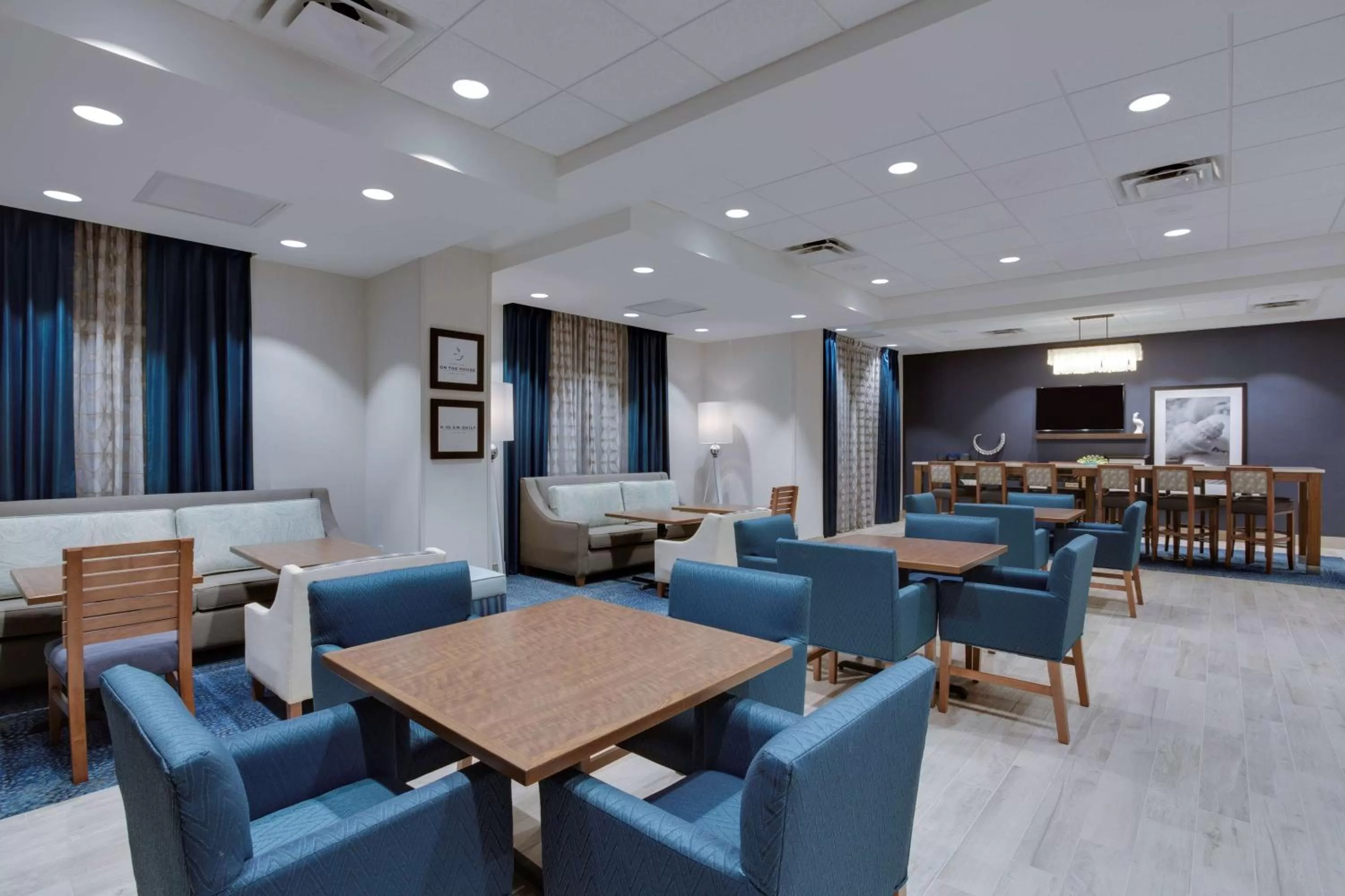 Dining area in Hampton Inn Fort Lauderdale Pompano Beach
