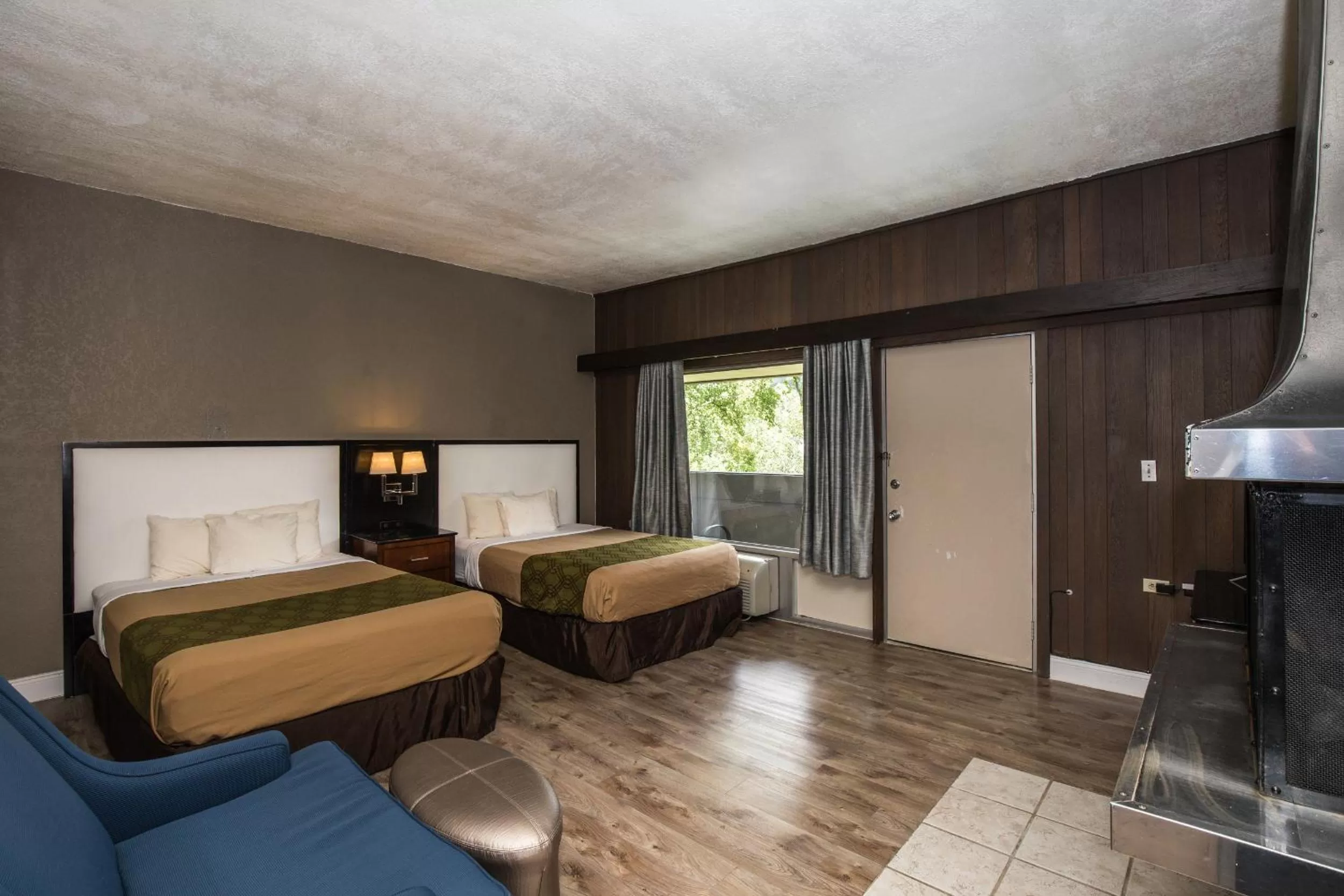 Balcony/Terrace, Bed in Chalet Inn