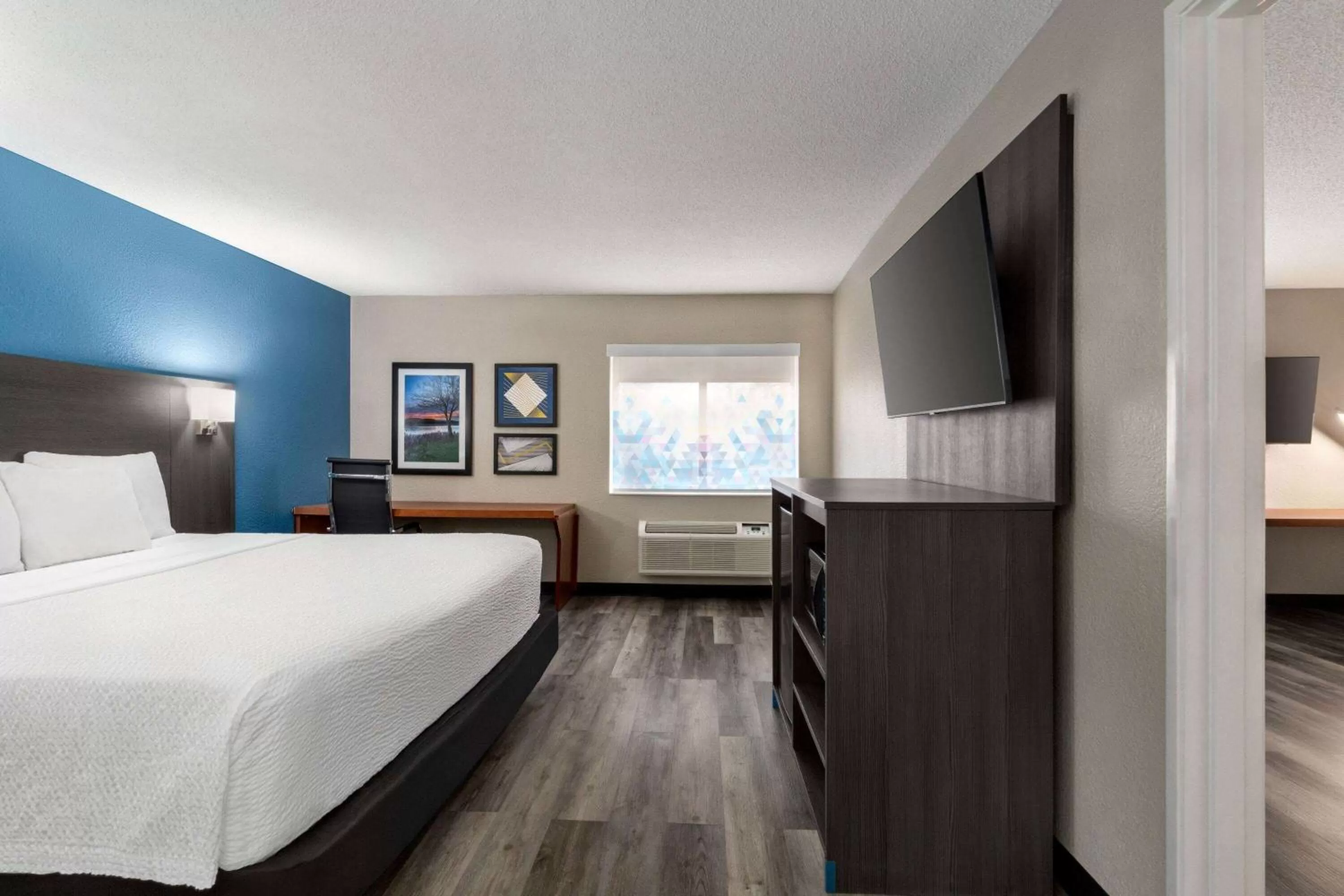Bed in La Quinta by Wyndham Chicago Tinley Park