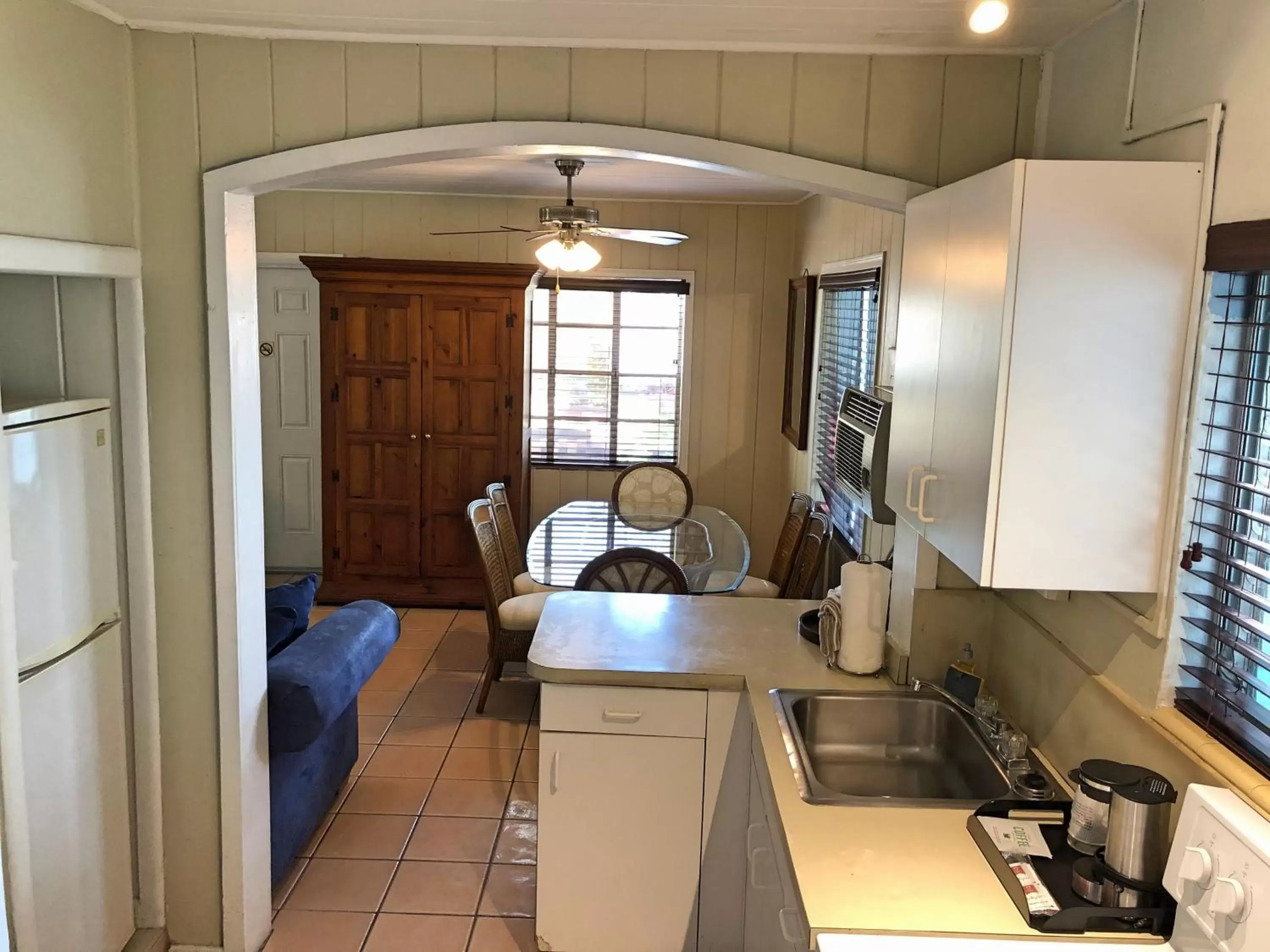 Kitchen or kitchenette, Kitchen/Kitchenette in The Pelican Key Largo Cottages