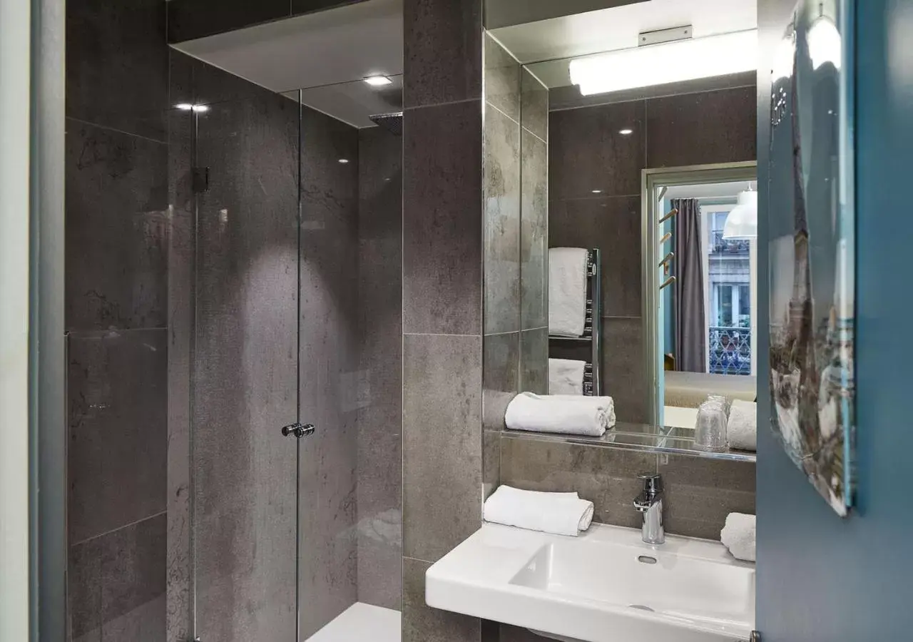 Shower, Bathroom in Hôtel de Roubaix
