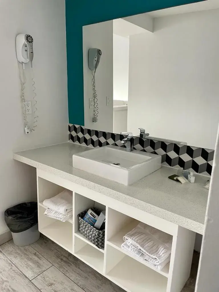Bathroom, Kitchen/Kitchenette in Castillos Del Mar