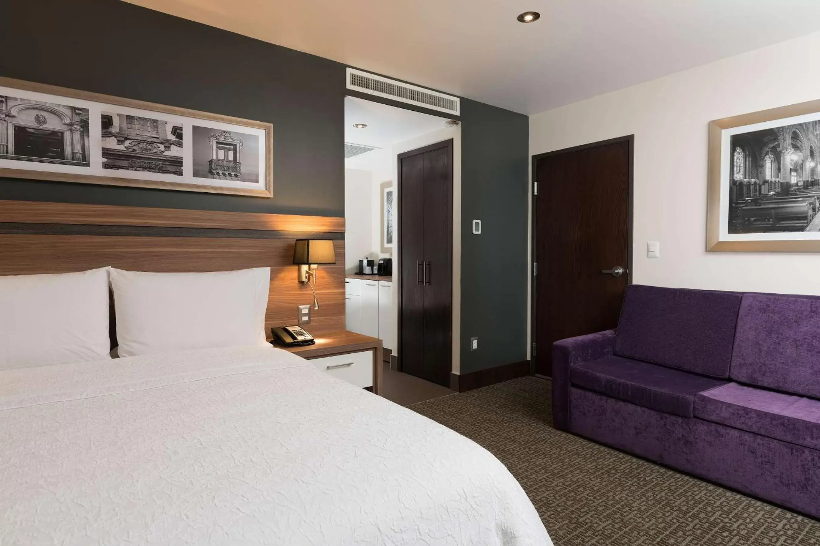 Bed in Hampton Inn by Hilton Leon
