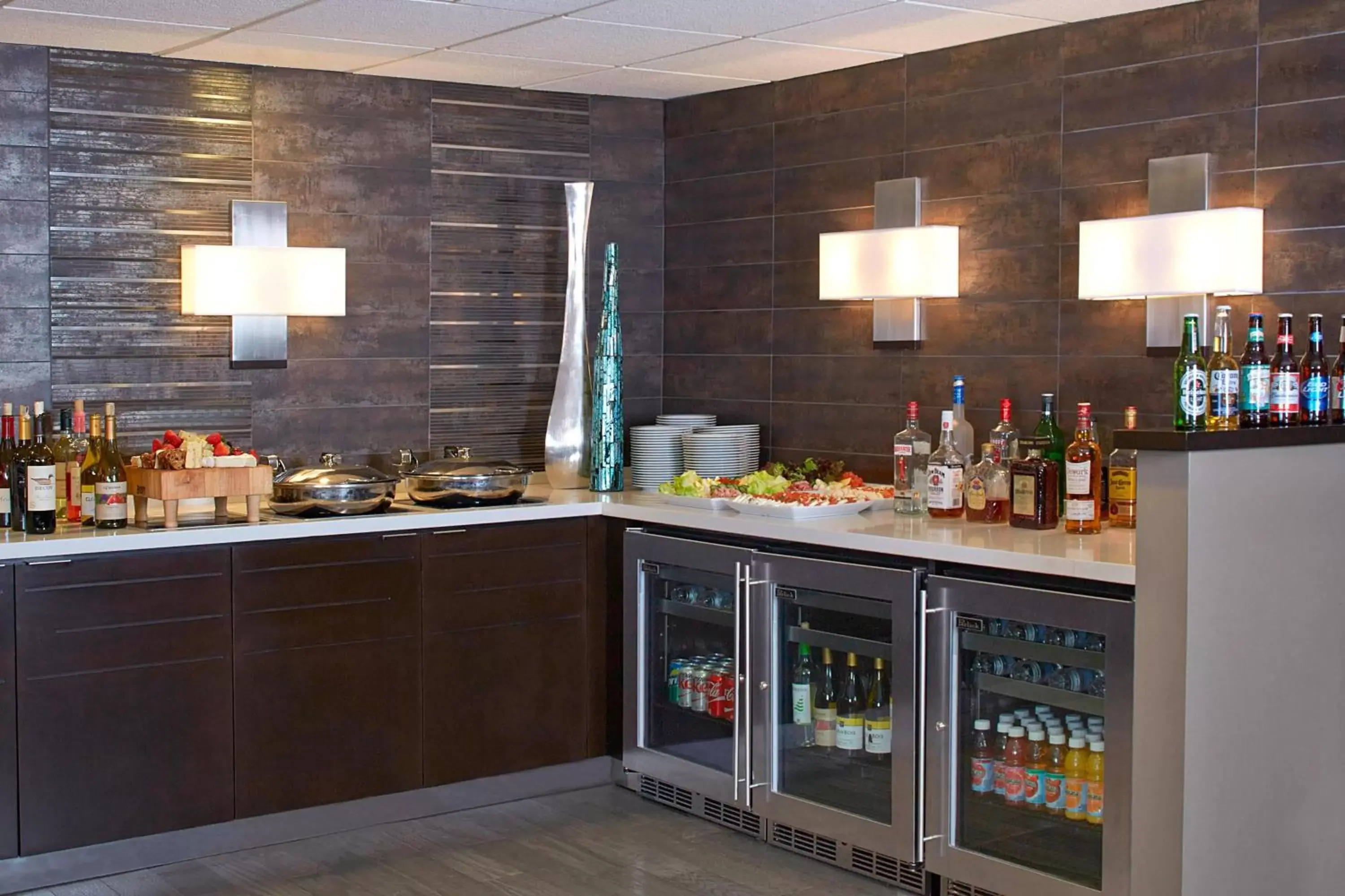 Lounge or bar, Kitchen/Kitchenette in Renaissance Atlanta Waverly Hotel & Convention Center