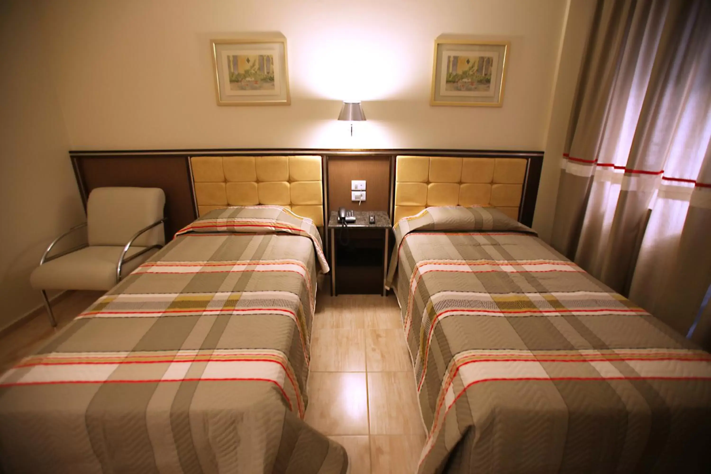 Photo of the whole room, Bed in Soneca Plaza Hotel