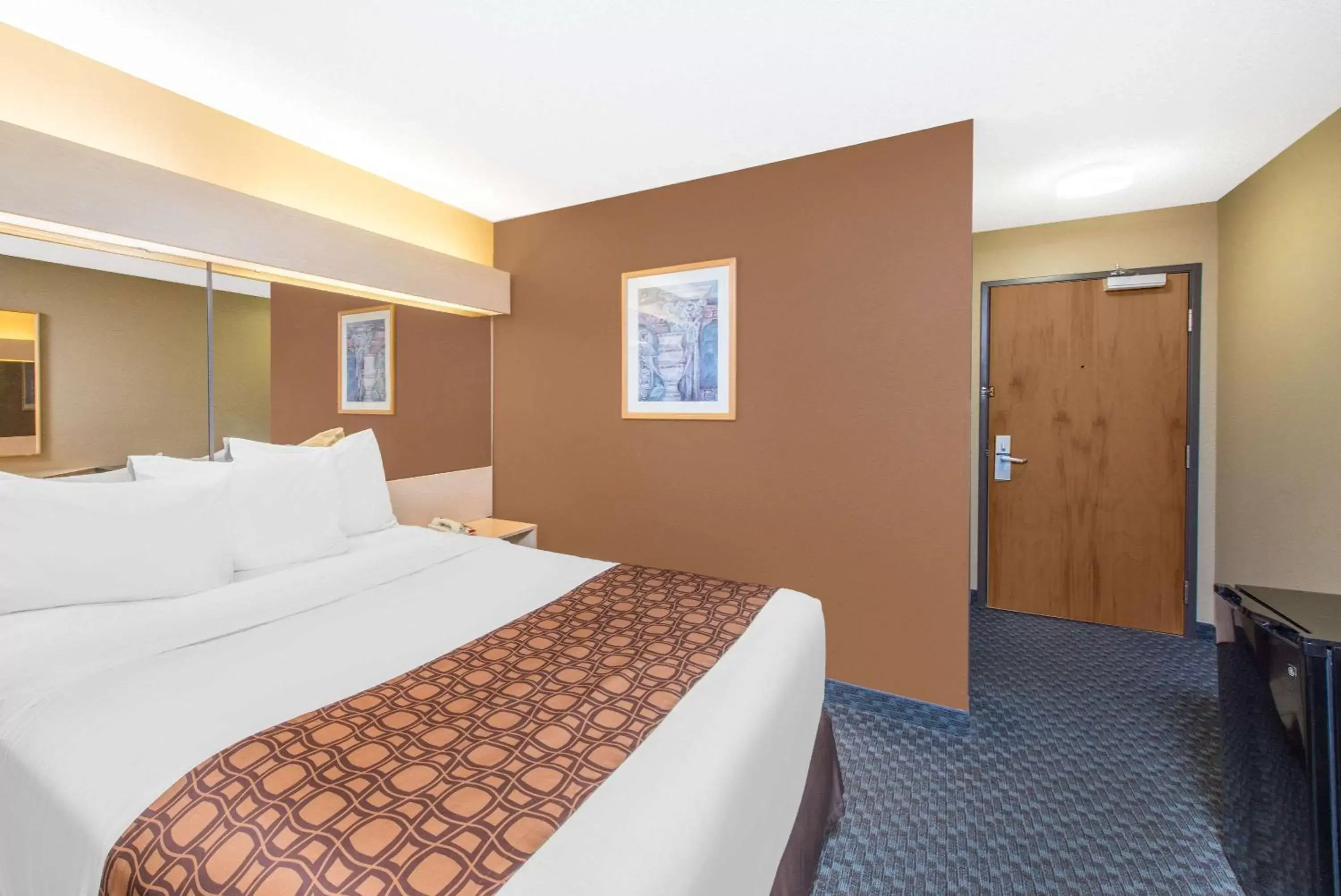 Photo of the whole room, Bed in Microtel Inn and Suites Independence