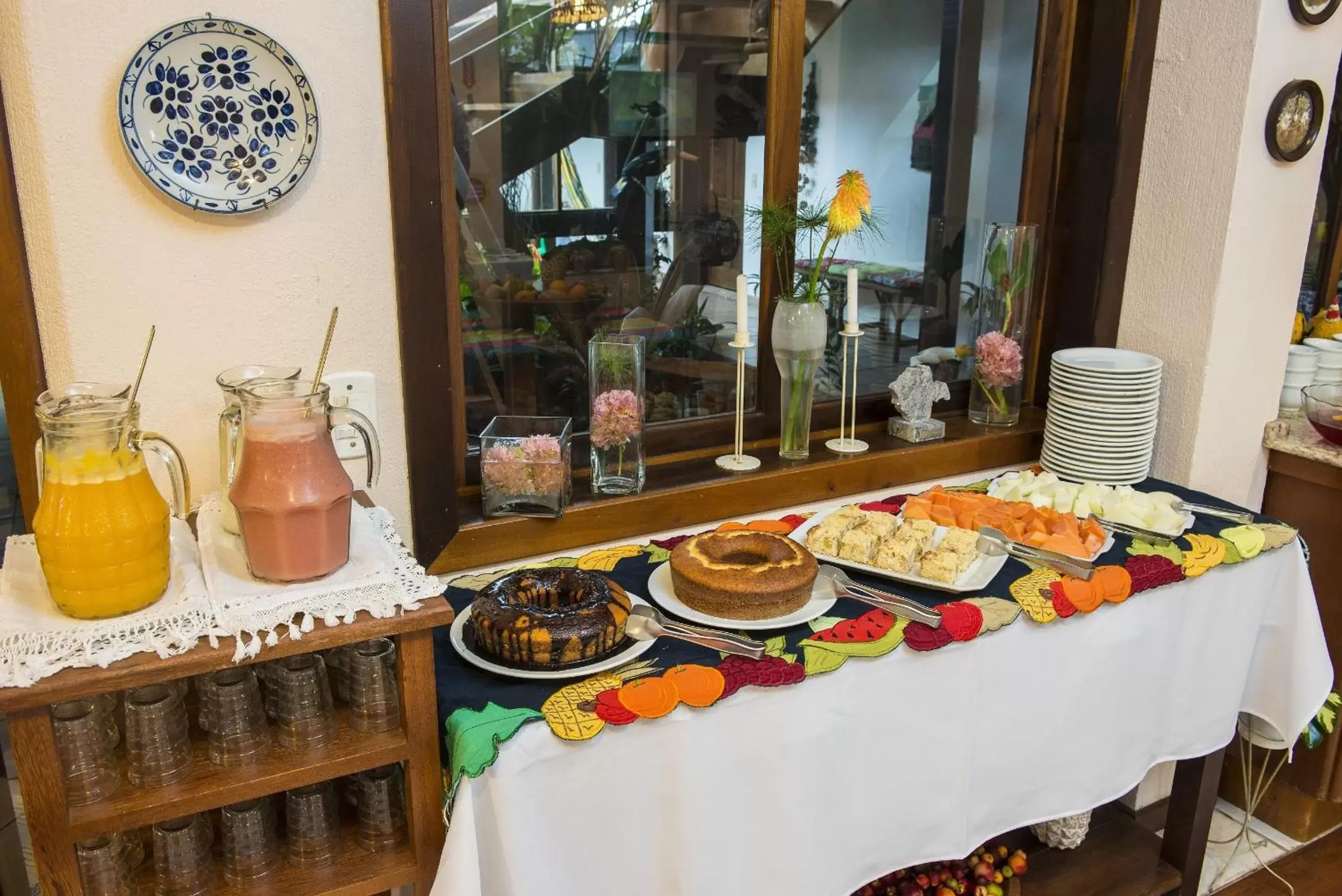 Buffet breakfast, Food in Pousada Old Beach