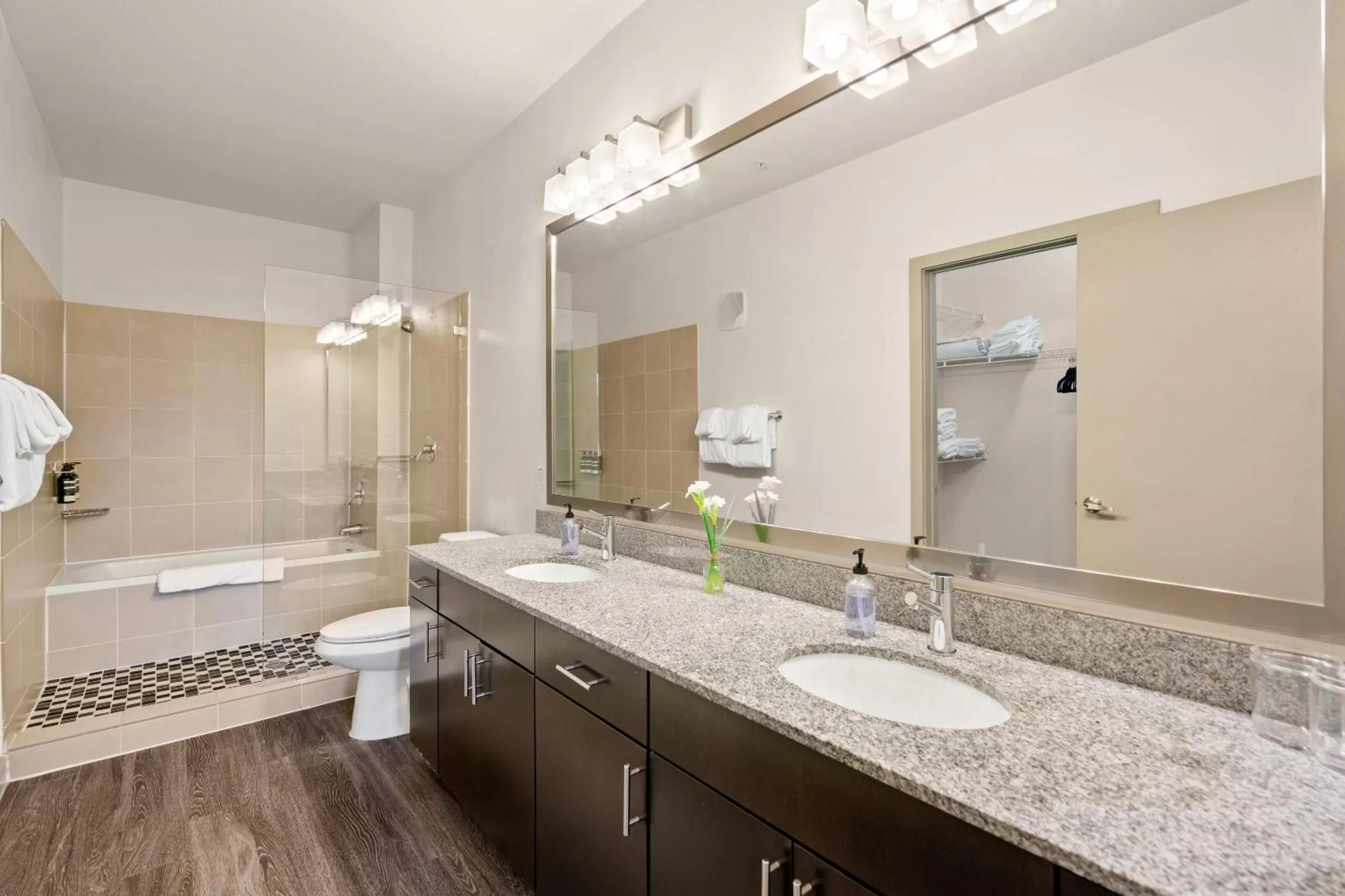 Shower in Kasa Love Field-Medical District Dallas