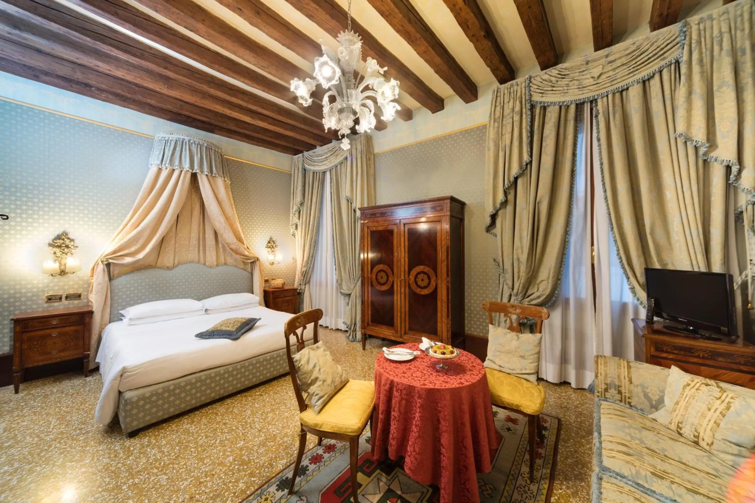 Photo of the whole room, Bed in Hotel Al Ponte Dei Sospiri