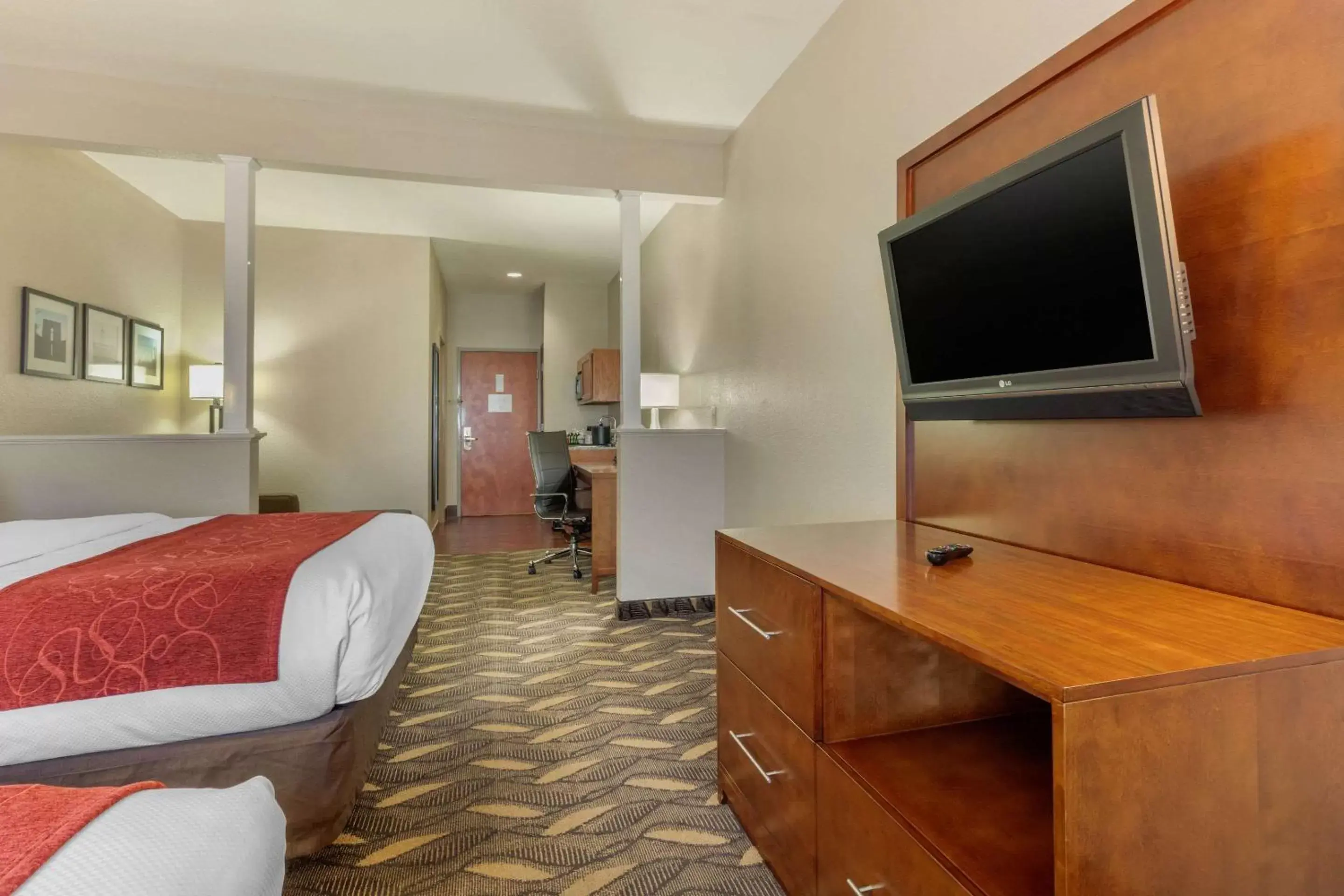 Bedroom, TV/Entertainment Center in Comfort Suites Rolla