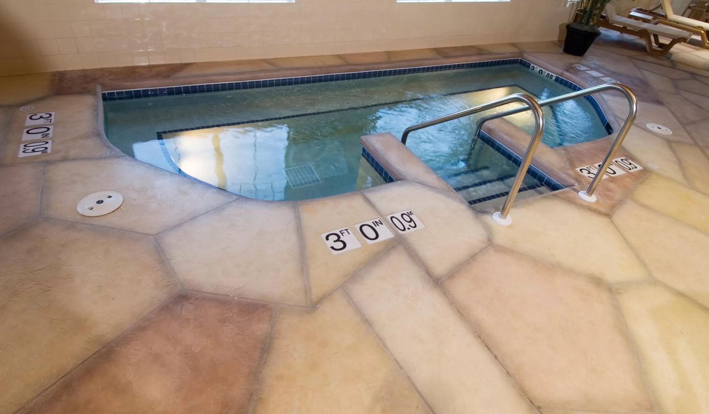 Swimming pool in Country Inn & Suites by Radisson, Green Bay East, WI