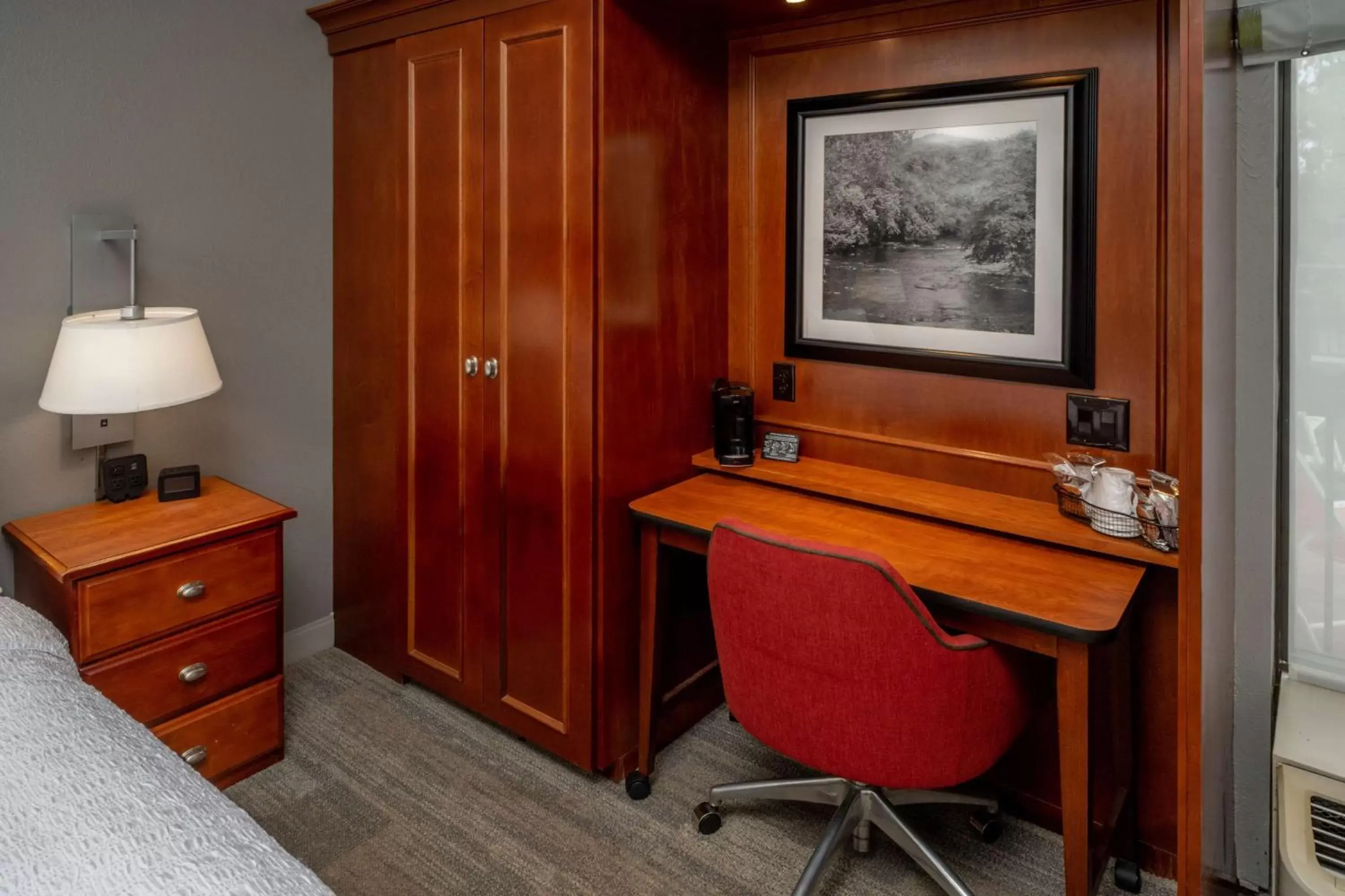 Bedroom, TV/Entertainment Center in Hampton Inn Charleston Downtown