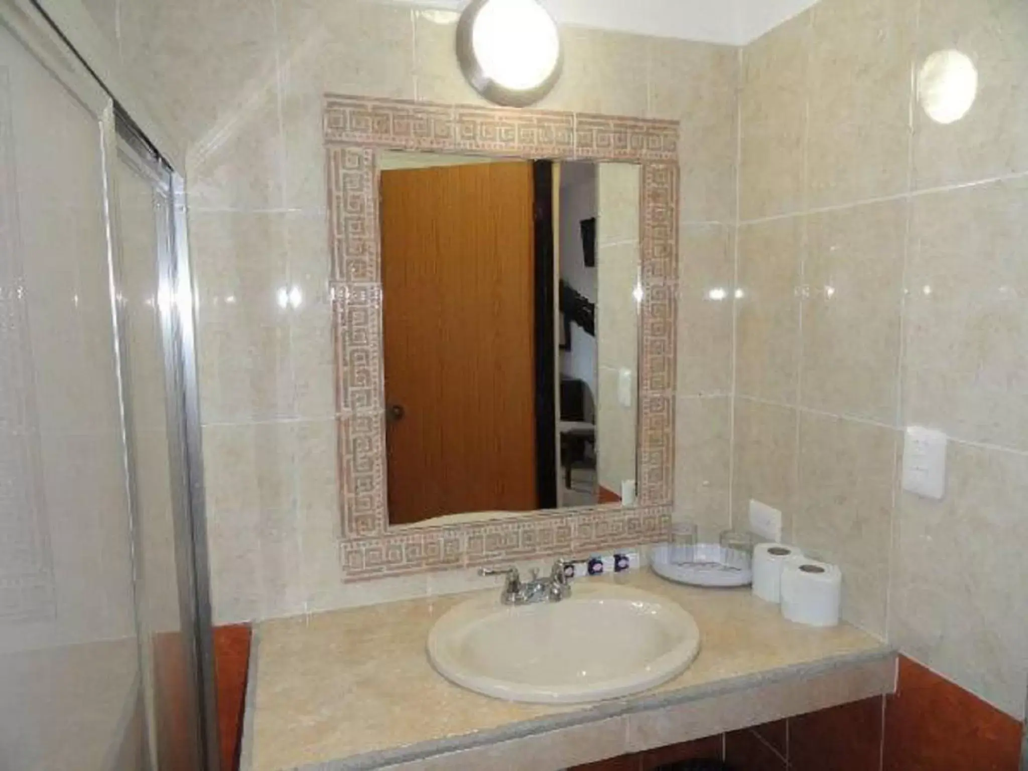 Toilet, Bathroom in Hotel Las Dalias Inn