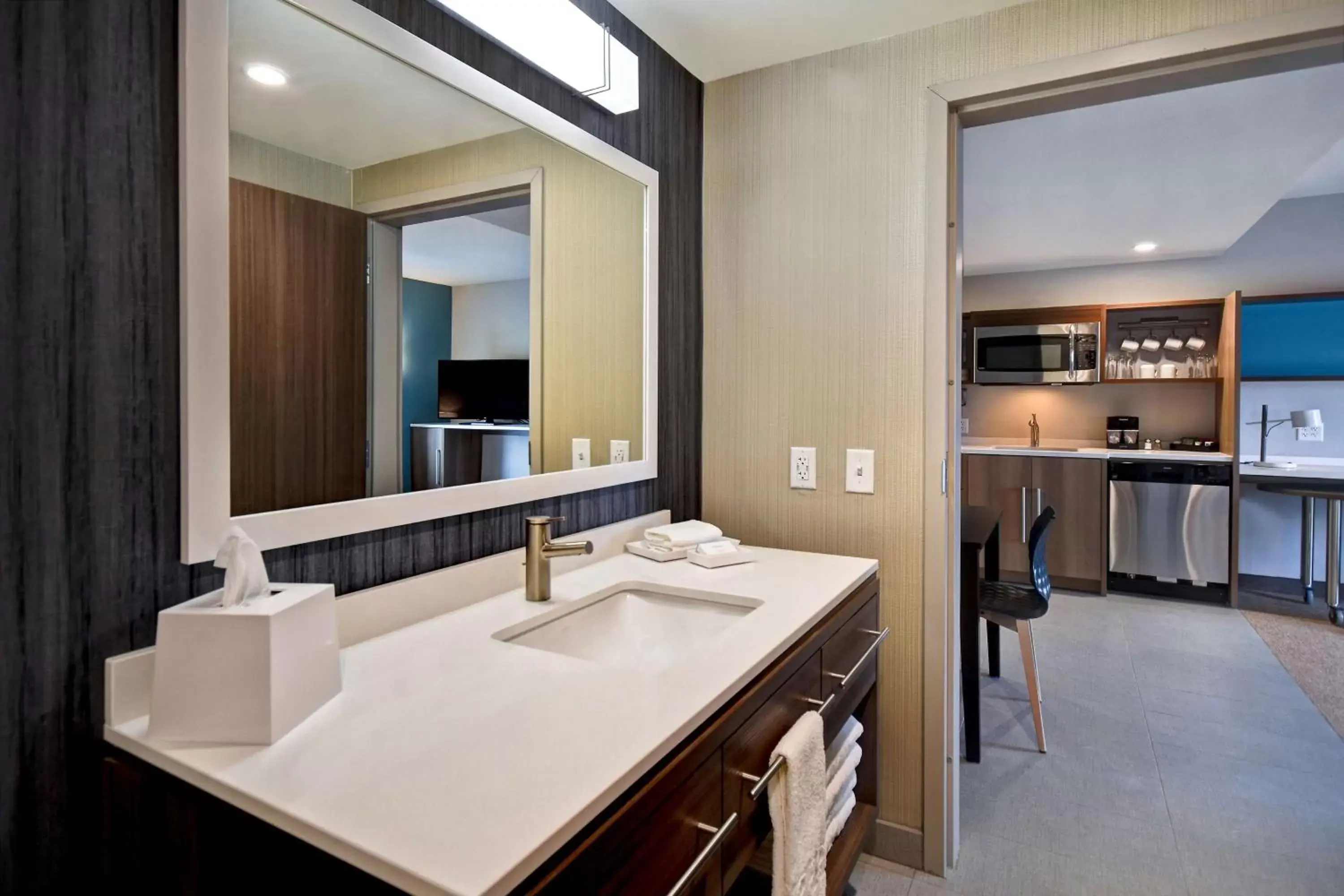 Kitchen or kitchenette, Bathroom in Home2 Suites By Hilton Bowling Green, Oh