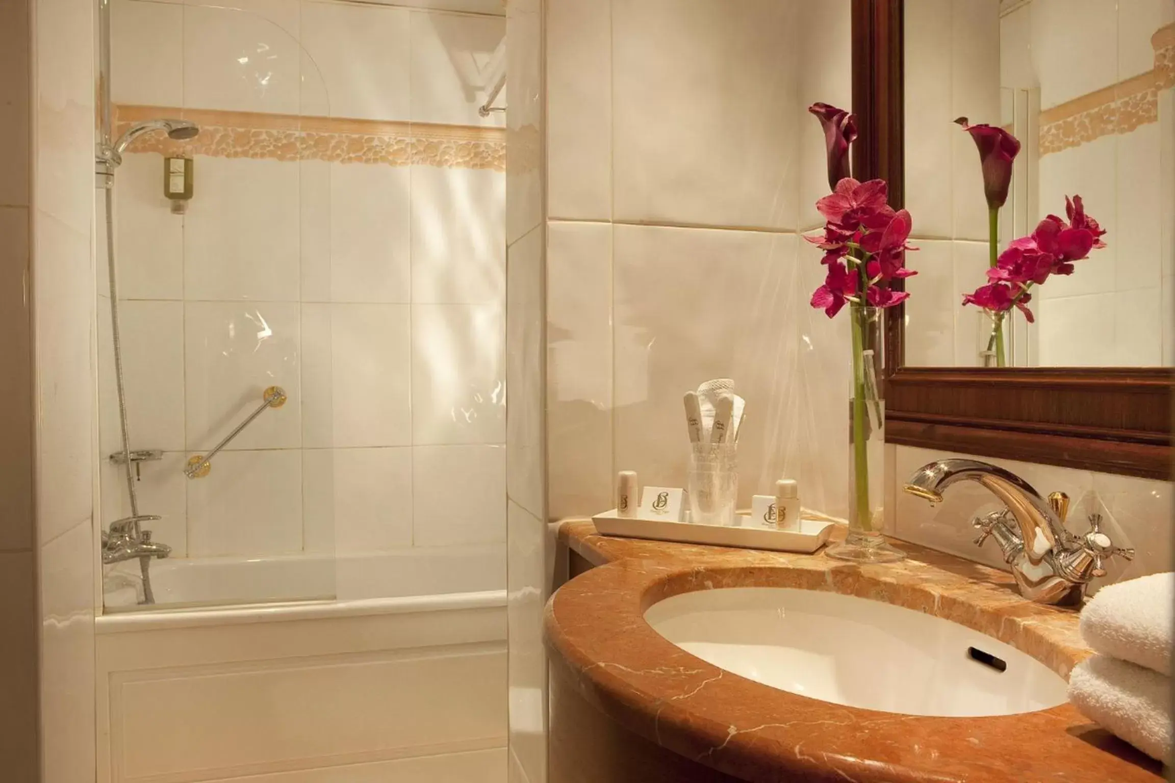 Comfort Room Single or Double in Hotel Duquesne Eiffel Comfort Room Single or Double in Hotel Duquesne Eiffel