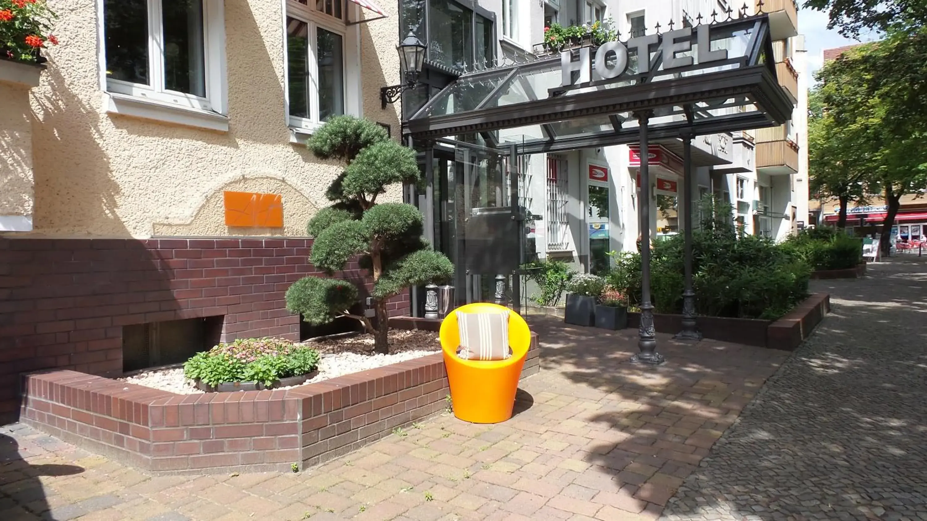 Facade/entrance in Hotel Alt - Tegel Facade/entrance in Hotel Alt - Tegel