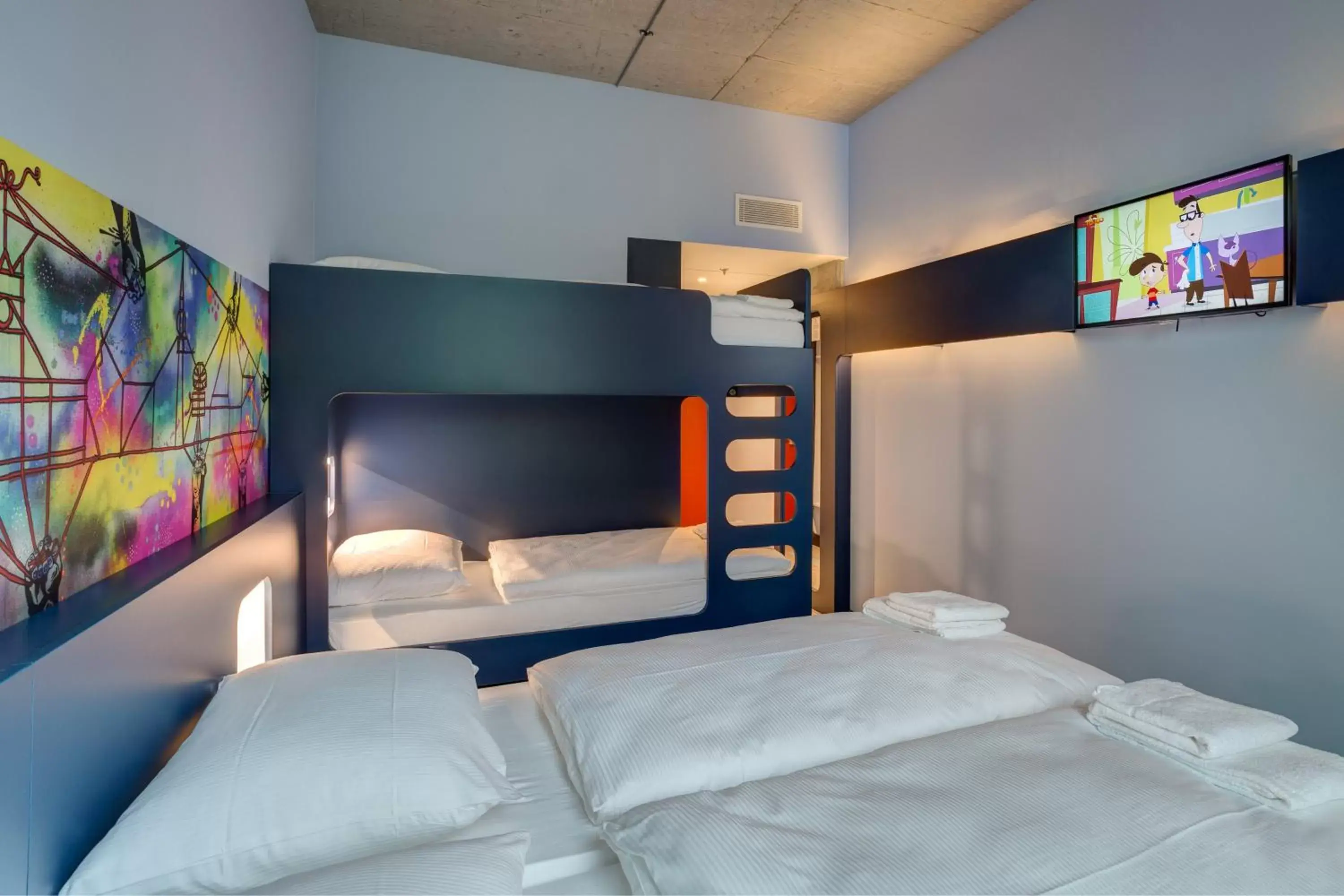 Photo of the whole room, Bunk Bed in MEININGER Hotel Berlin East Side Gallery