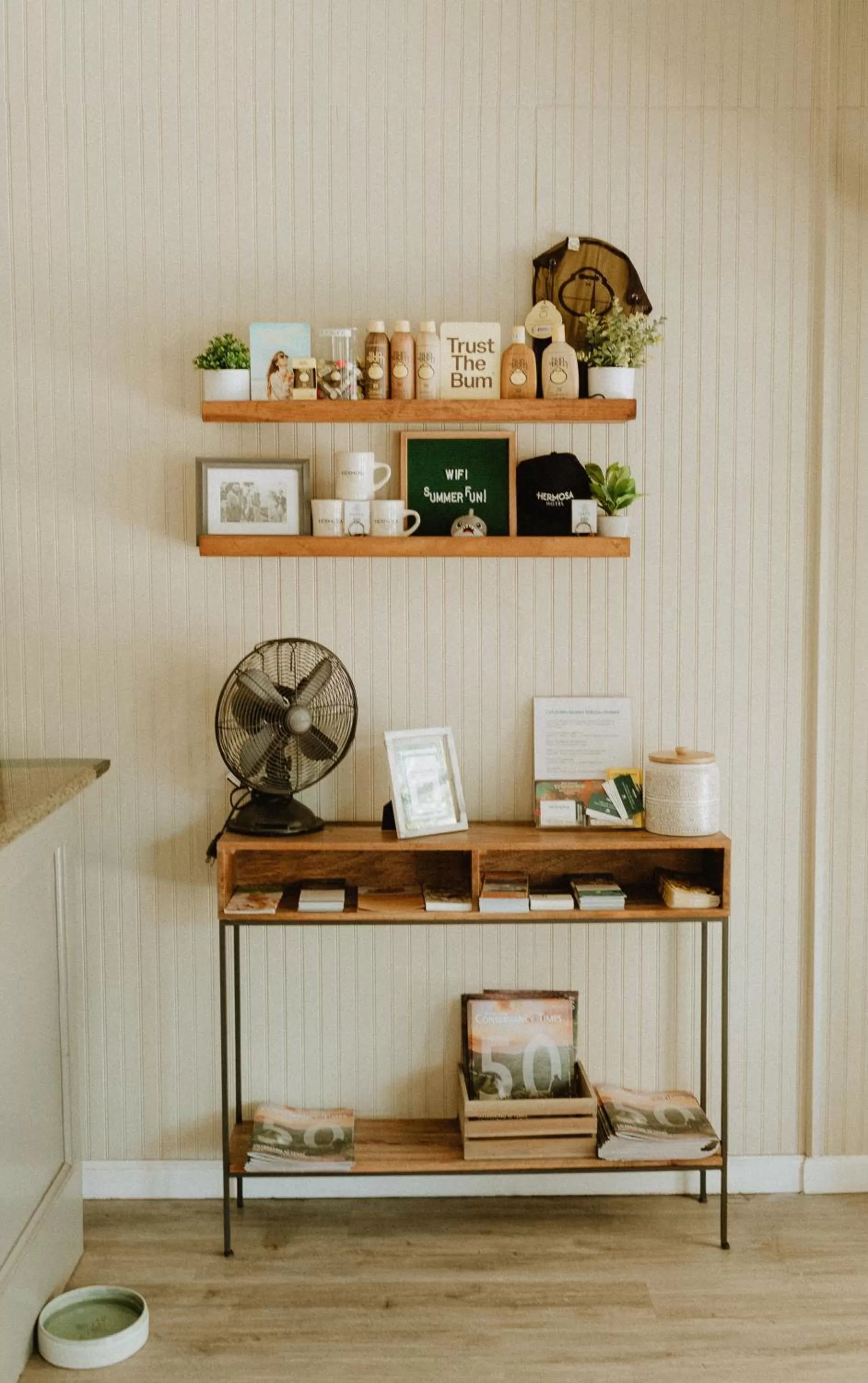 Communal lounge/ TV room in Hermosa Hotel